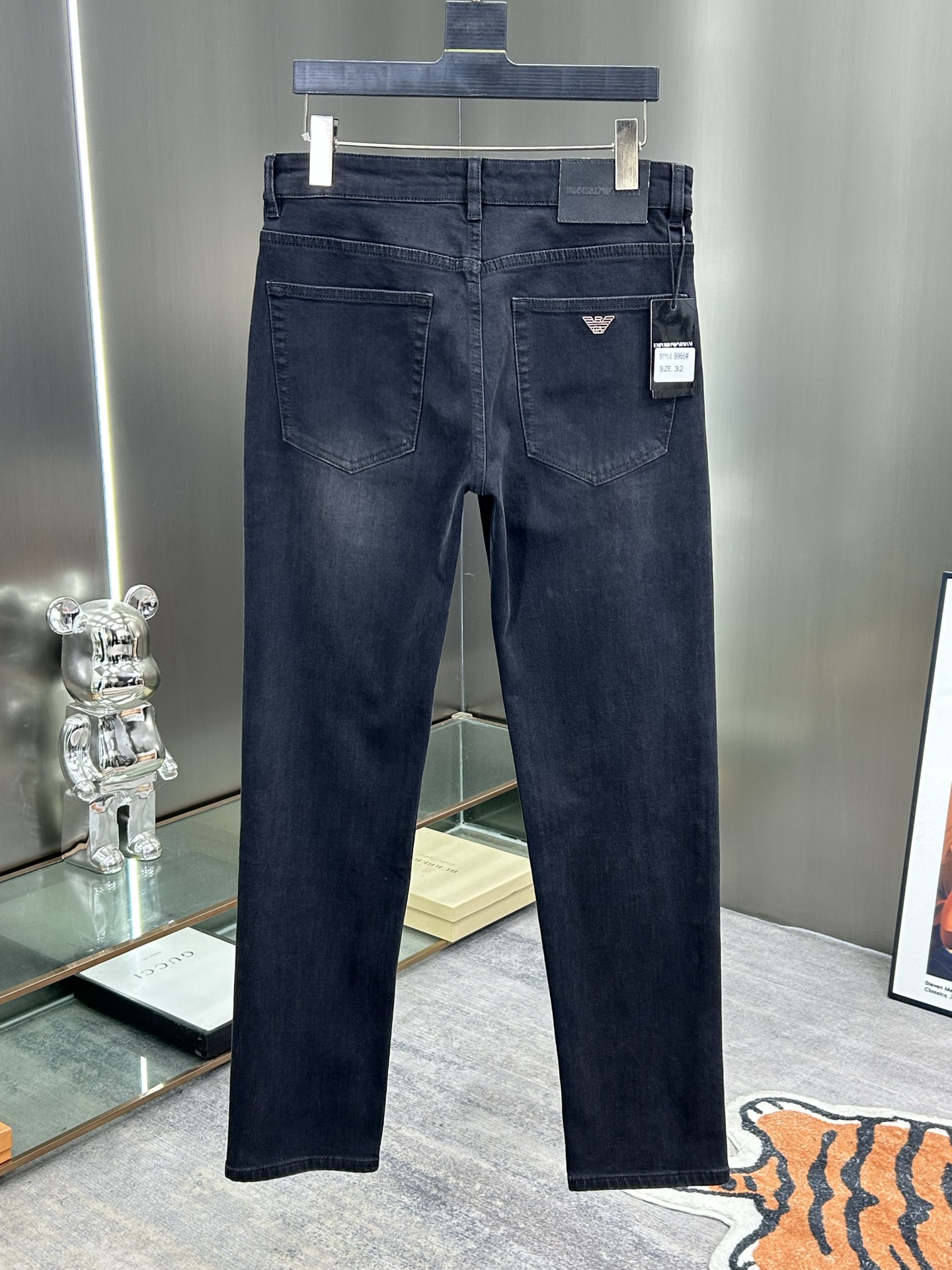  阿玛尼 25新款牛仔裤休闲版 采用精选原版面料，穿着柔软服适绣气，具有独特弹力纤维不易变形而又耐磨，上