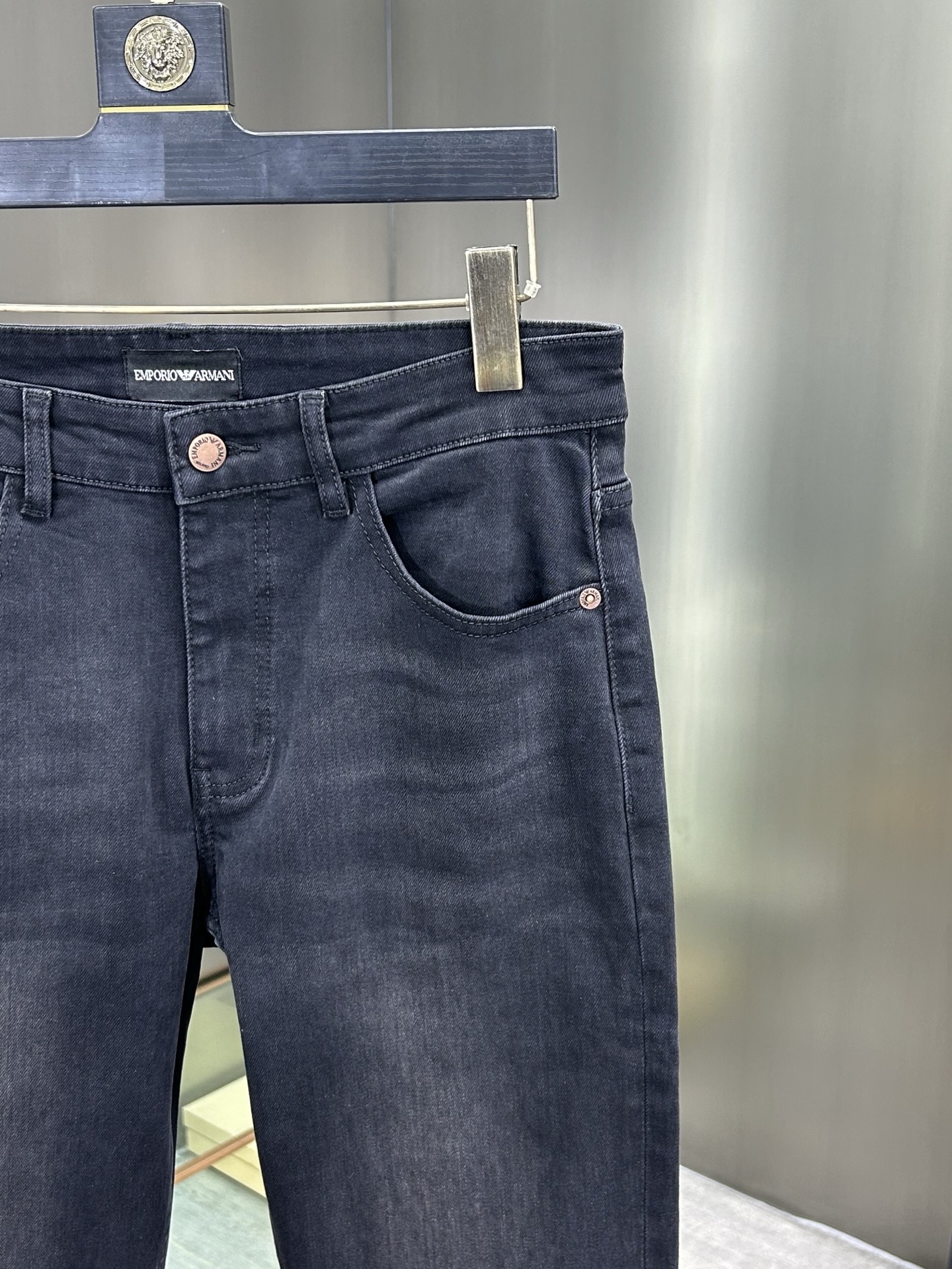  阿玛尼 25新款牛仔裤休闲版 采用精选原版面料，穿着柔软服适绣气，具有独特弹力纤维不易变形而又耐磨，上