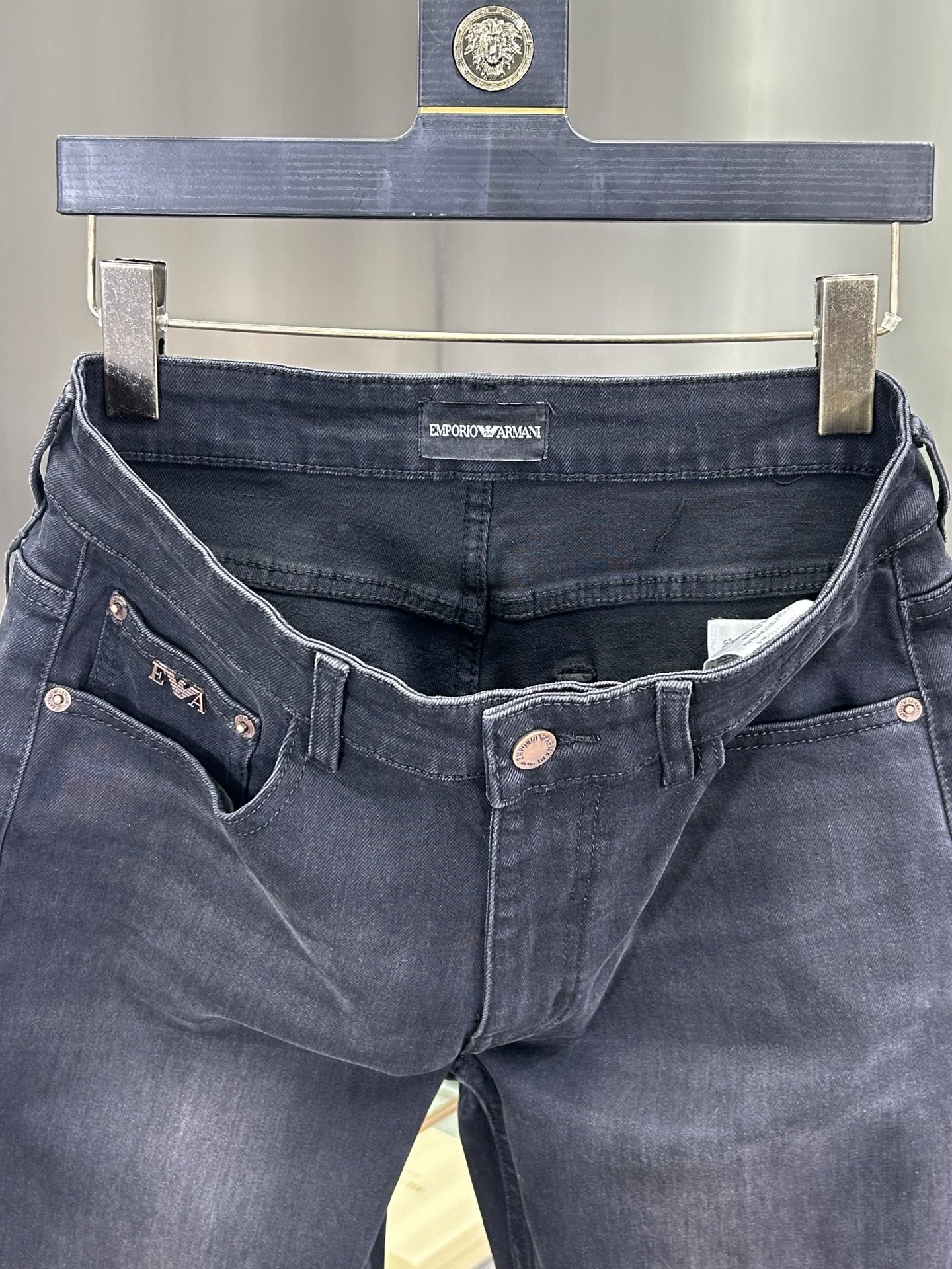  阿玛尼 25新款牛仔裤休闲版 采用精选原版面料，穿着柔软服适绣气，具有独特弹力纤维不易变形而又耐磨，上