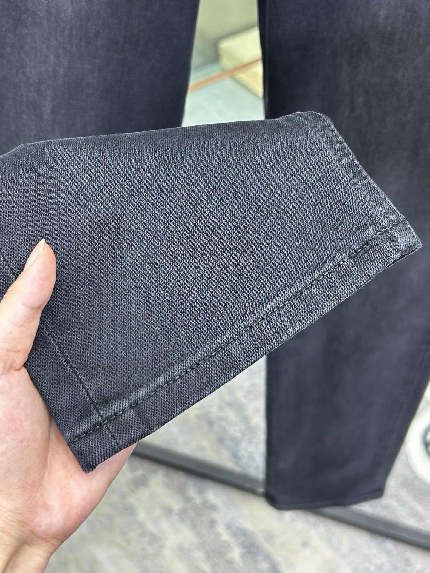  阿玛尼 25新款牛仔裤休闲版 采用精选原版面料，穿着柔软服适绣气，具有独特弹力纤维不易变形而又耐磨，上