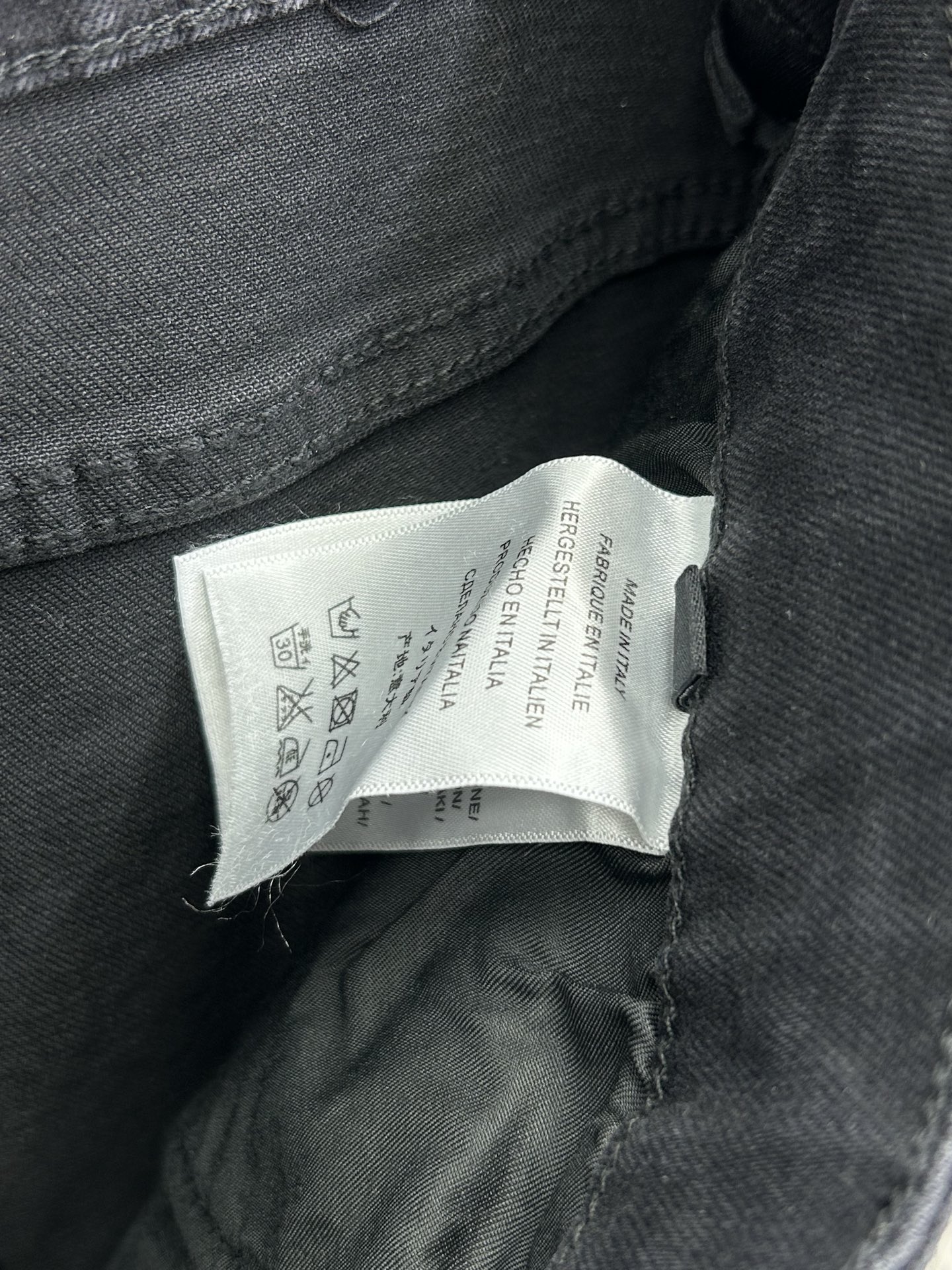  阿玛尼 25新款牛仔裤休闲版 采用精选原版面料，穿着柔软服适绣气，具有独特弹力纤维不易变形而又耐磨，上