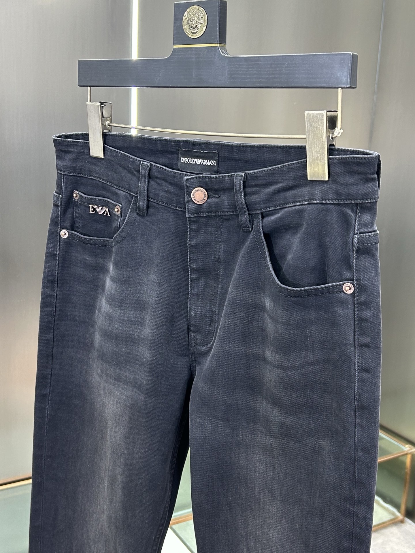  阿玛尼 25新款牛仔裤休闲版 采用精选原版面料，穿着柔软服适绣气，具有独特弹力纤维不易变形而又耐磨，上