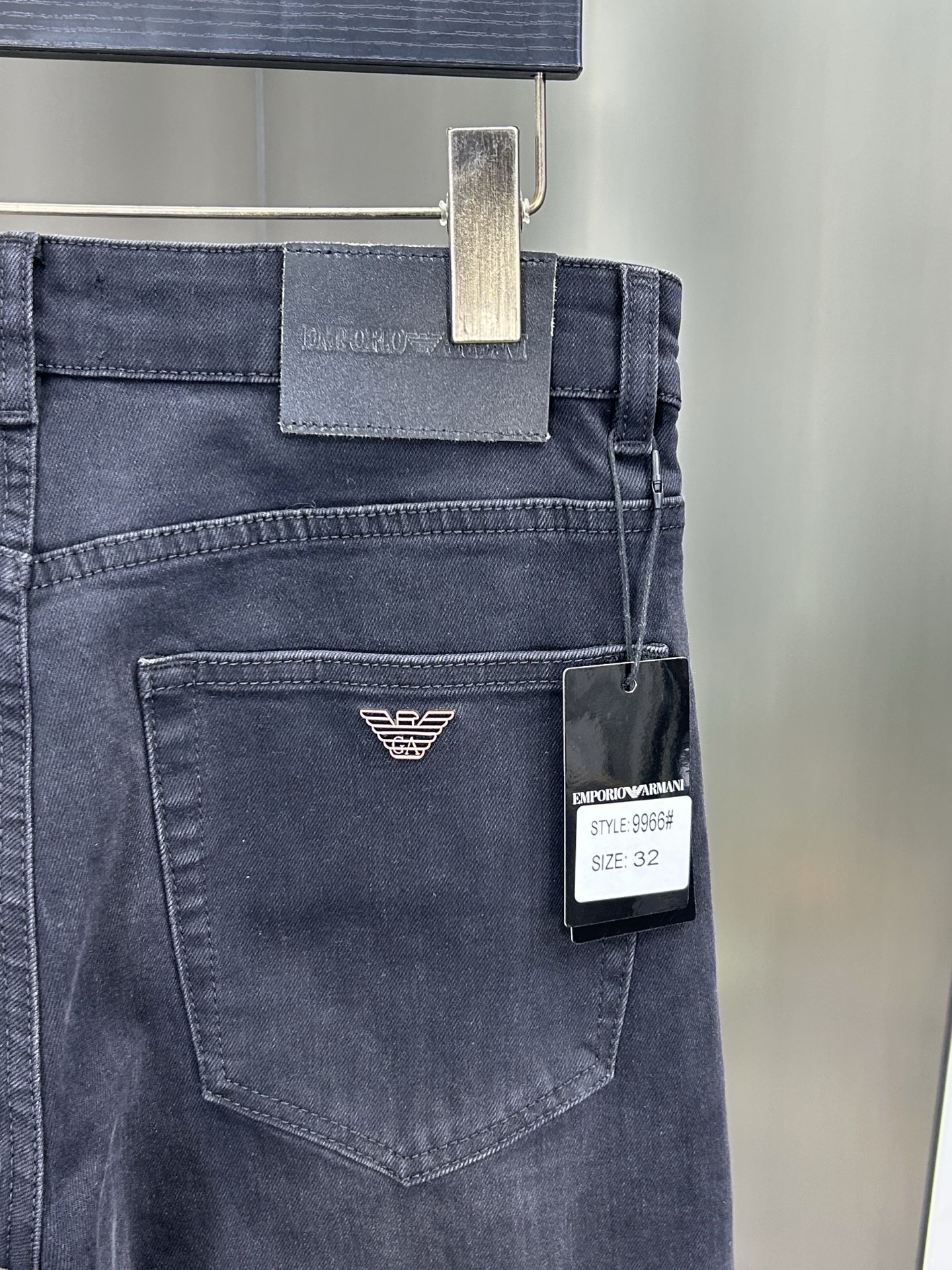  阿玛尼 25新款牛仔裤休闲版 采用精选原版面料，穿着柔软服适绣气，具有独特弹力纤维不易变形而又耐磨，上