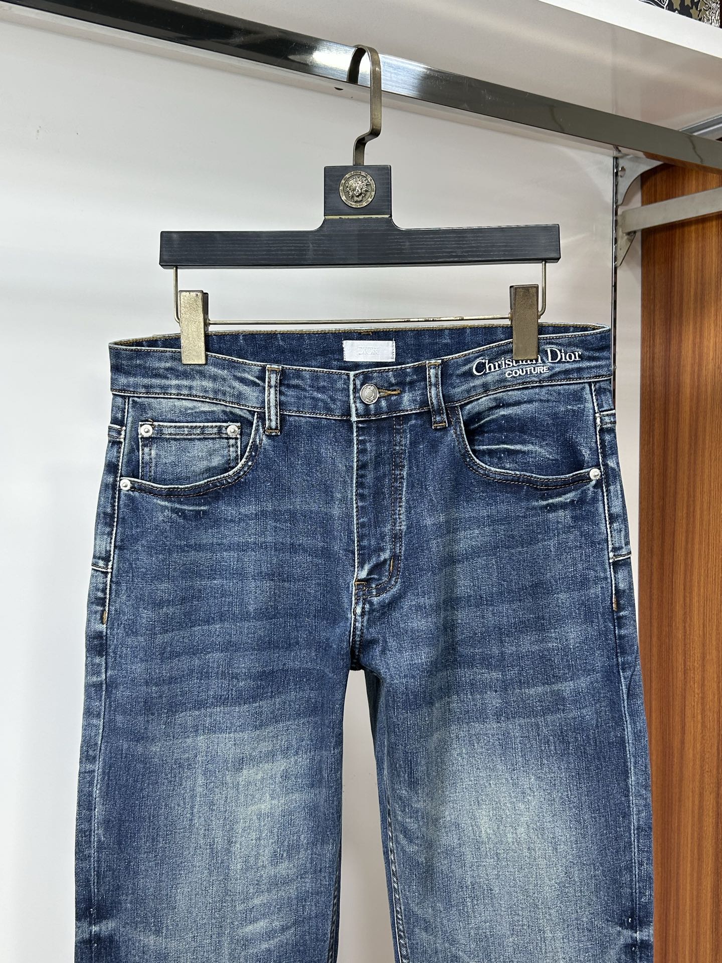  DIOR 25新款牛仔裤休闲版 采用精选原版面料，穿着柔软服适绣气，具有独特弹力纤维不易变形而又耐磨，