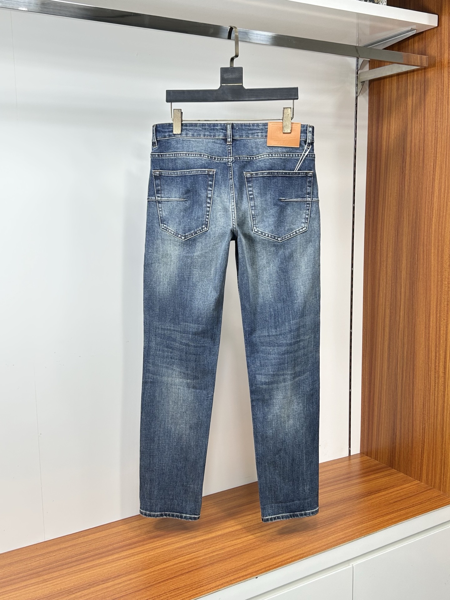  DIOR 25新款牛仔裤休闲版 采用精选原版面料，穿着柔软服适绣气，具有独特弹力纤维不易变形而又耐磨，