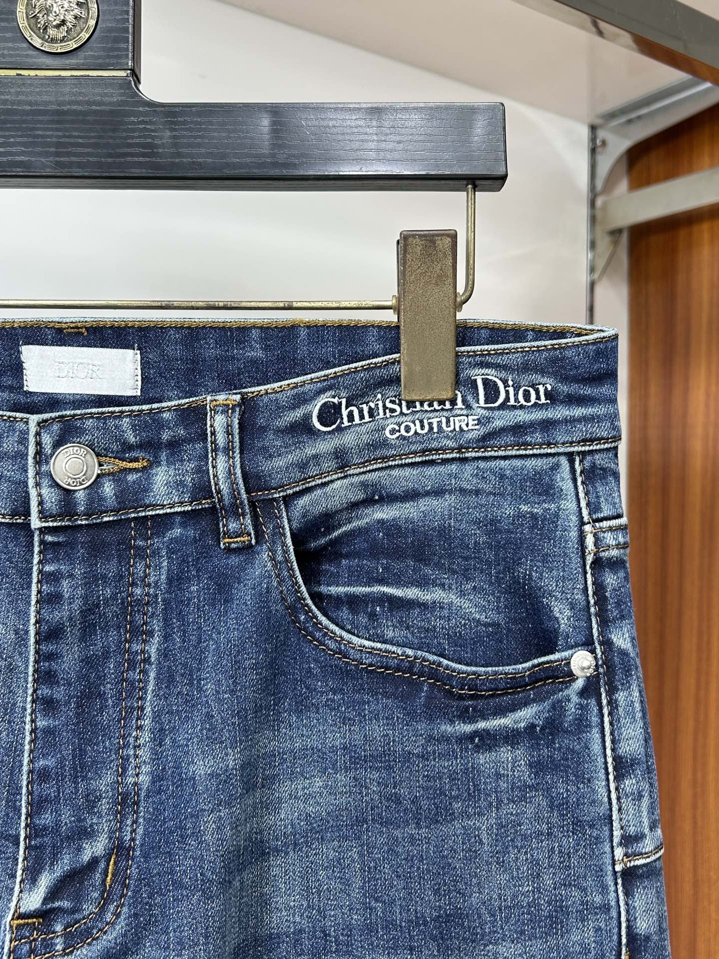  DIOR 25新款牛仔裤休闲版 采用精选原版面料，穿着柔软服适绣气，具有独特弹力纤维不易变形而又耐磨，