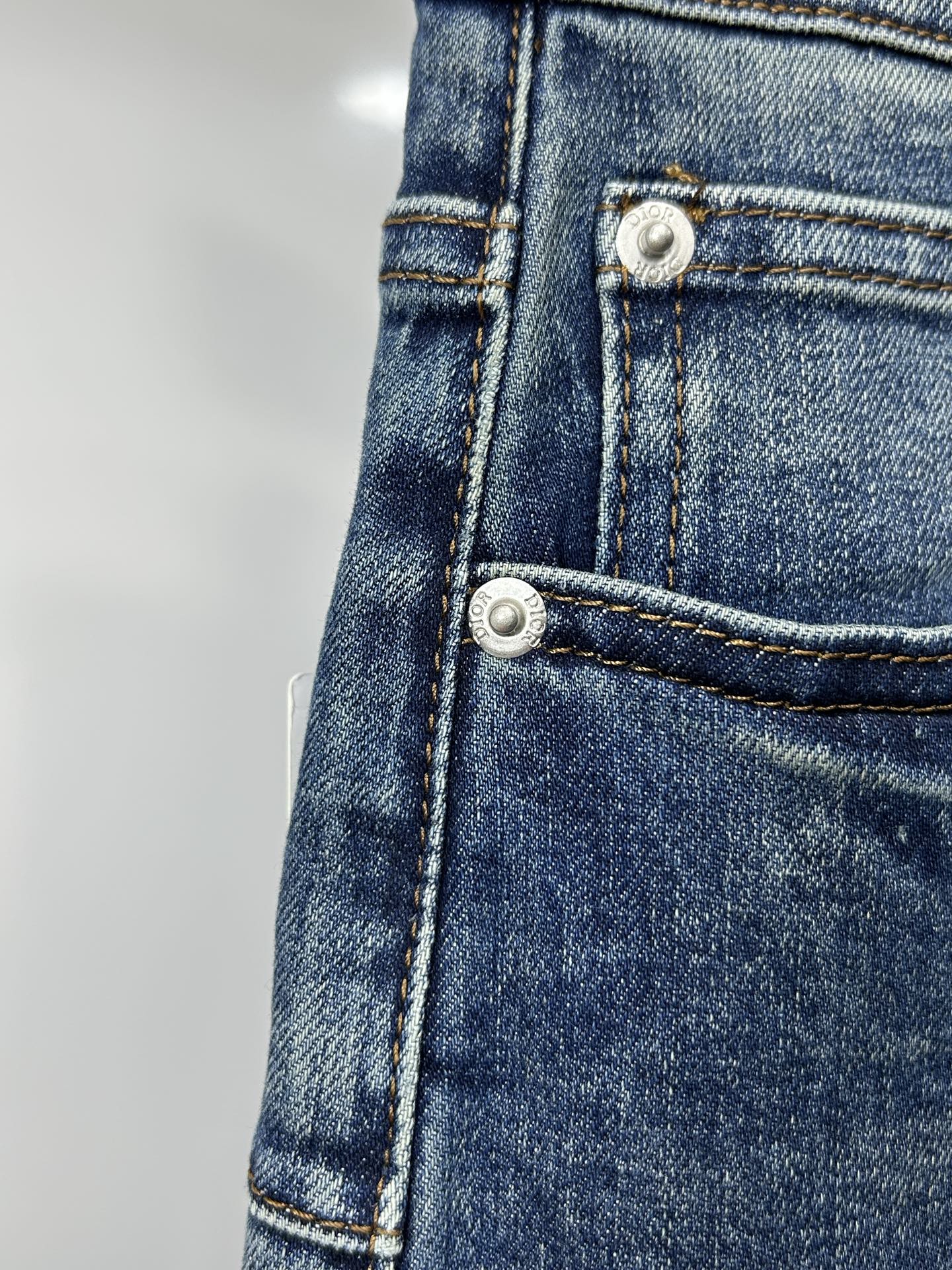  DIOR 25新款牛仔裤休闲版 采用精选原版面料，穿着柔软服适绣气，具有独特弹力纤维不易变形而又耐磨，