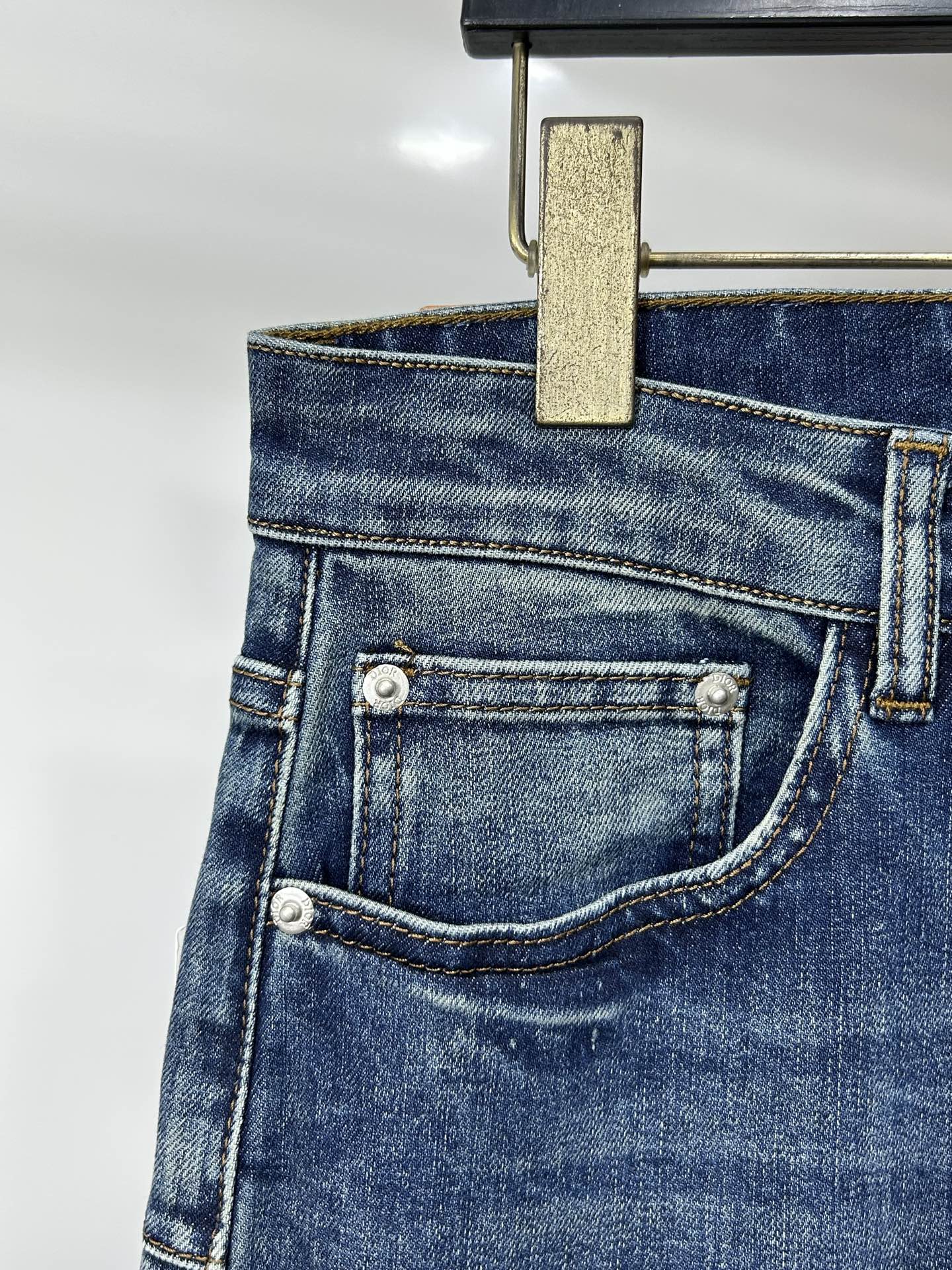  DIOR 25新款牛仔裤休闲版 采用精选原版面料，穿着柔软服适绣气，具有独特弹力纤维不易变形而又耐磨，