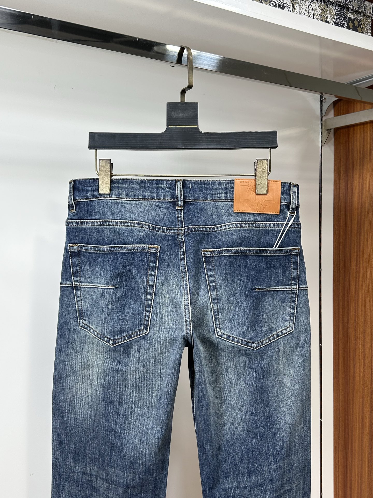  DIOR 25新款牛仔裤休闲版 采用精选原版面料，穿着柔软服适绣气，具有独特弹力纤维不易变形而又耐磨，