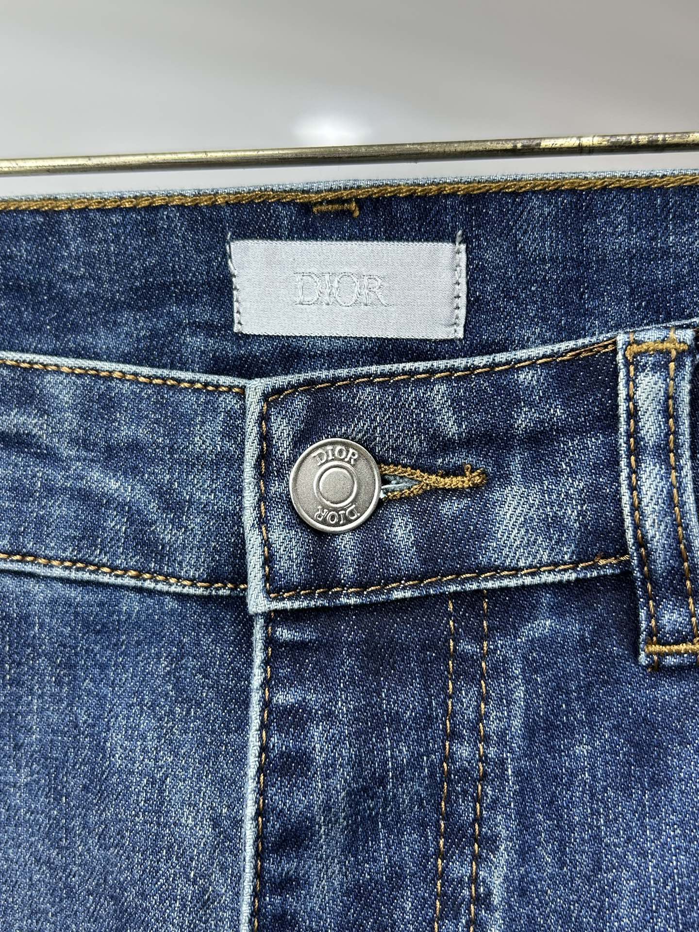  DIOR 25新款牛仔裤休闲版 采用精选原版面料，穿着柔软服适绣气，具有独特弹力纤维不易变形而又耐磨，