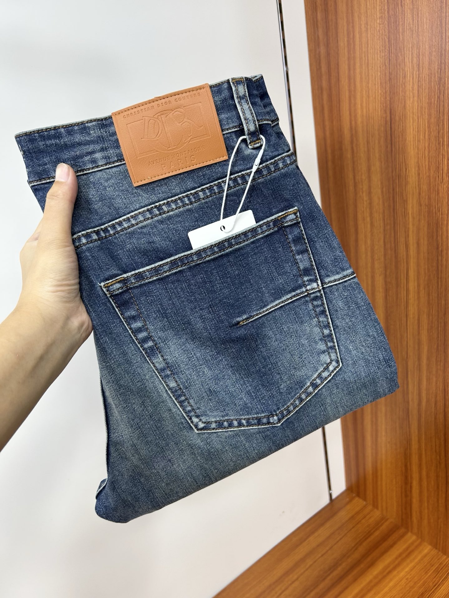  DIOR 25新款牛仔裤休闲版 采用精选原版面料，穿着柔软服适绣气，具有独特弹力纤维不易变形而又耐磨，