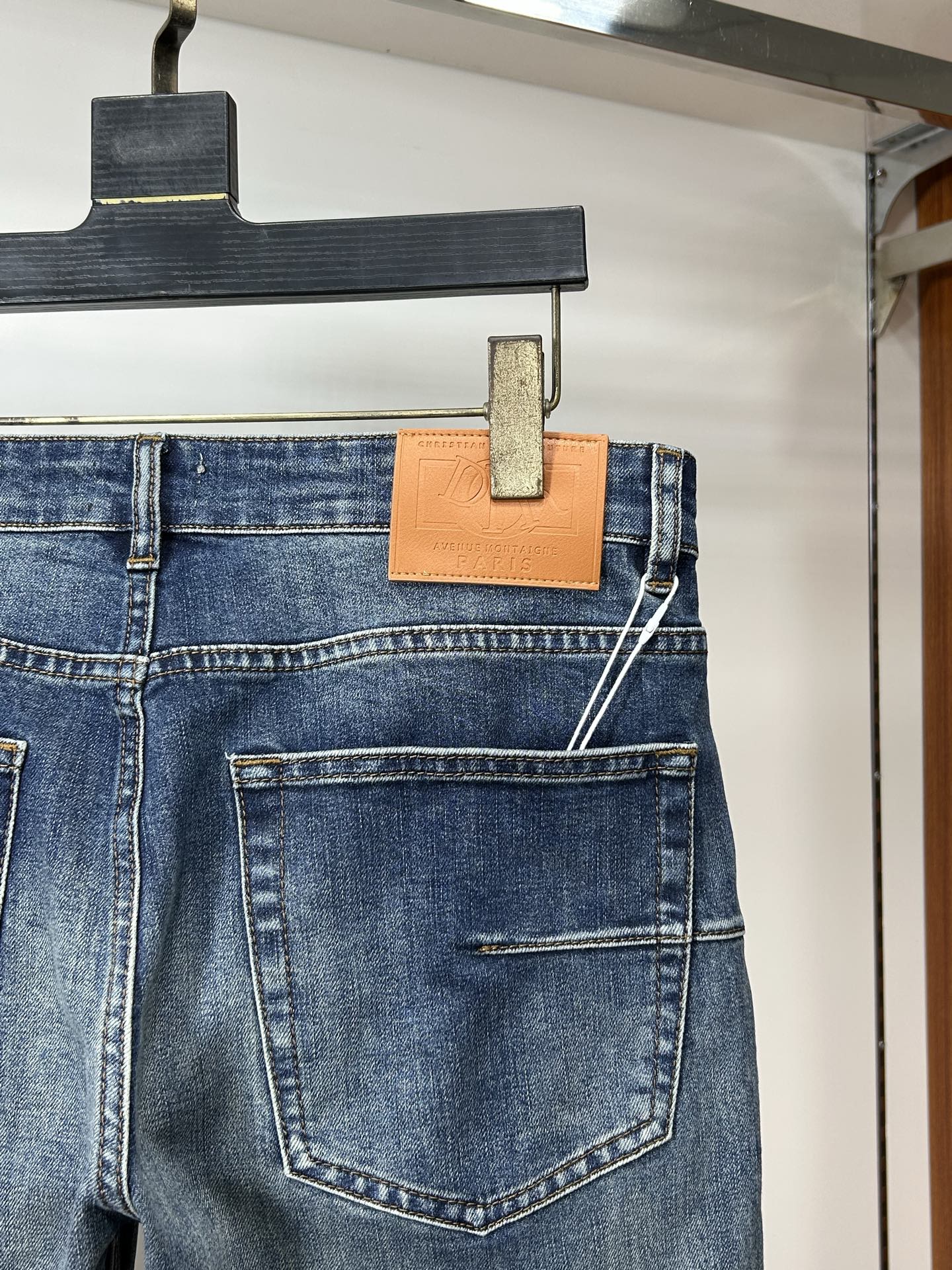  DIOR 25新款牛仔裤休闲版 采用精选原版面料，穿着柔软服适绣气，具有独特弹力纤维不易变形而又耐磨，