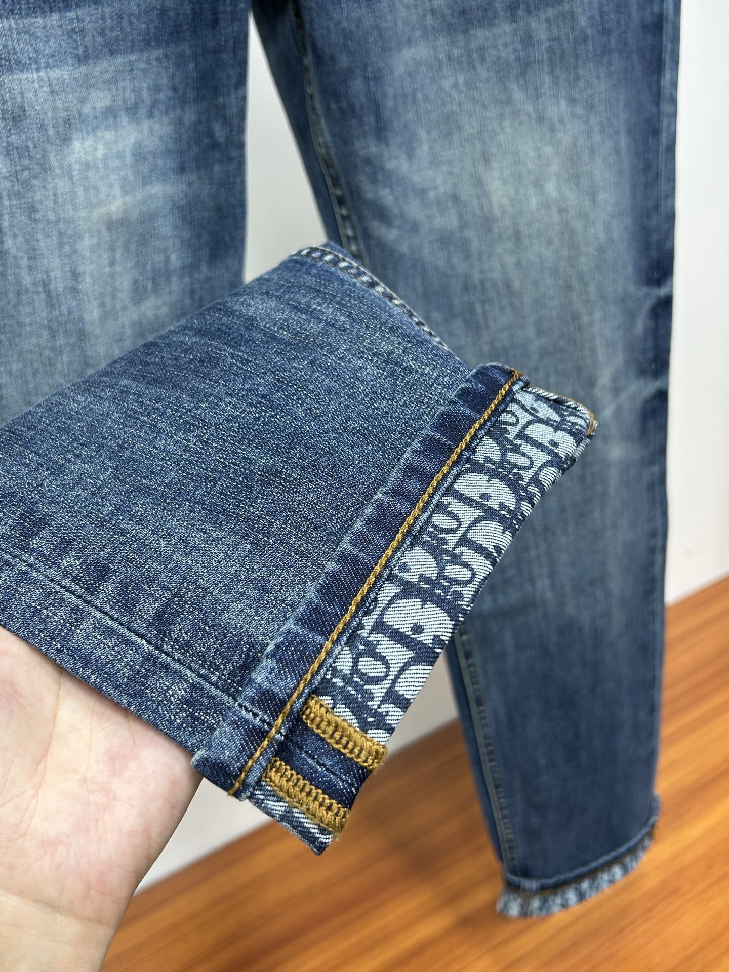  DIOR 25新款牛仔裤休闲版 采用精选原版面料，穿着柔软服适绣气，具有独特弹力纤维不易变形而又耐磨，