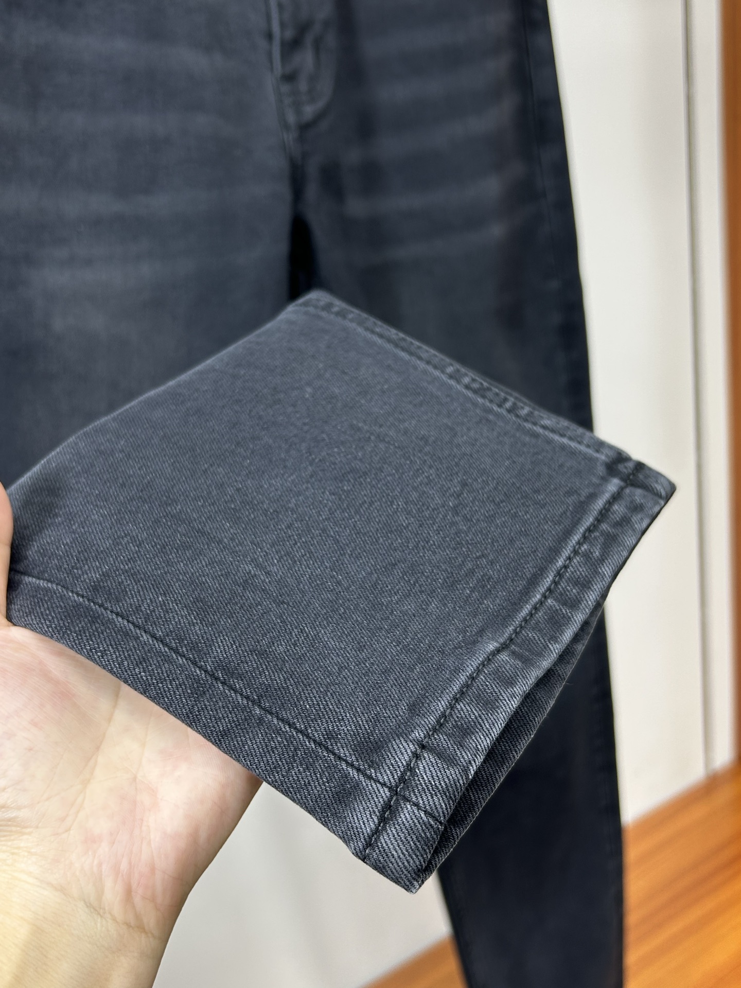  DIOR 25新款牛仔裤休闲版 采用精选原版面料，穿着柔软服适绣气，具有独特弹力纤维不易变形而又耐磨，