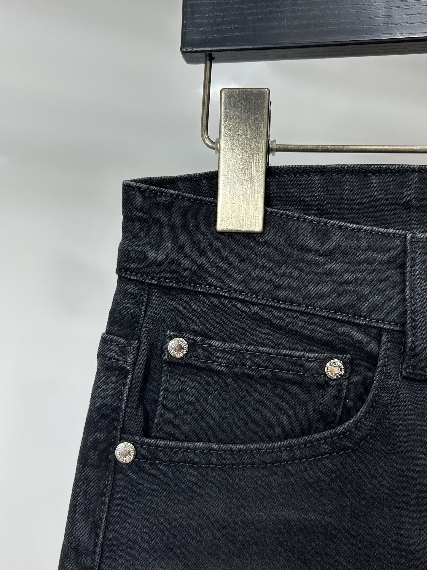  DIOR 25新款牛仔裤休闲版 采用精选原版面料，穿着柔软服适绣气，具有独特弹力纤维不易变形而又耐磨，