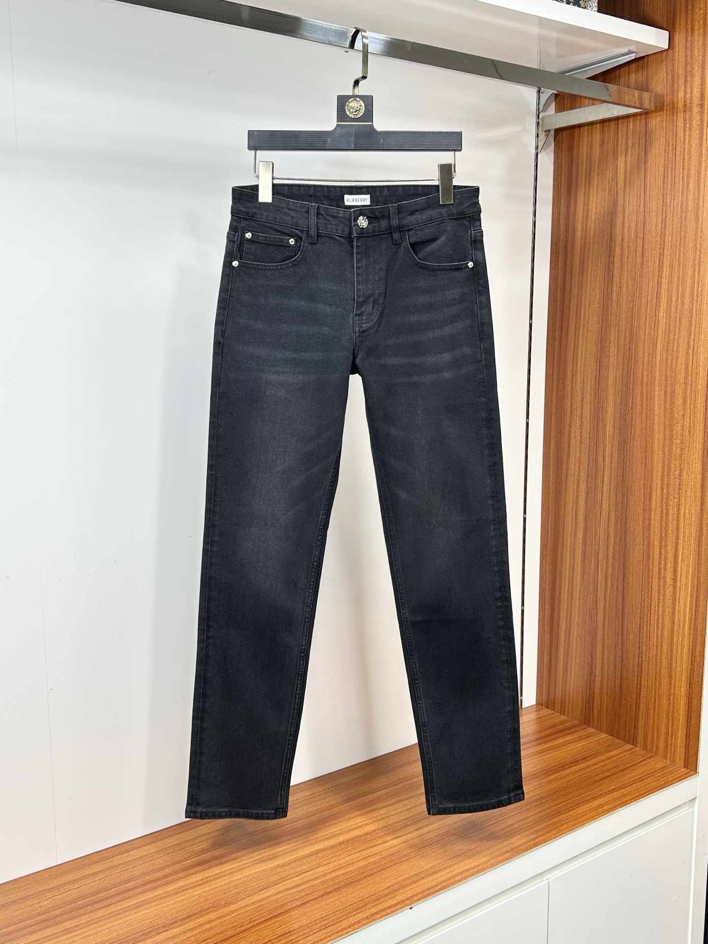  DIOR 25新款牛仔裤休闲版 采用精选原版面料，穿着柔软服适绣气，具有独特弹力纤维不易变形而又耐磨，