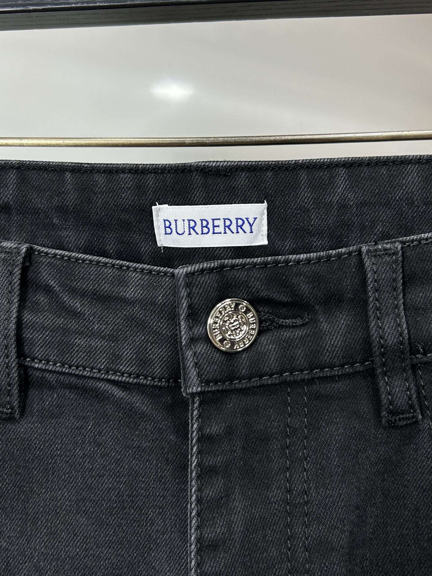  DIOR 25新款牛仔裤休闲版 采用精选原版面料，穿着柔软服适绣气，具有独特弹力纤维不易变形而又耐磨，