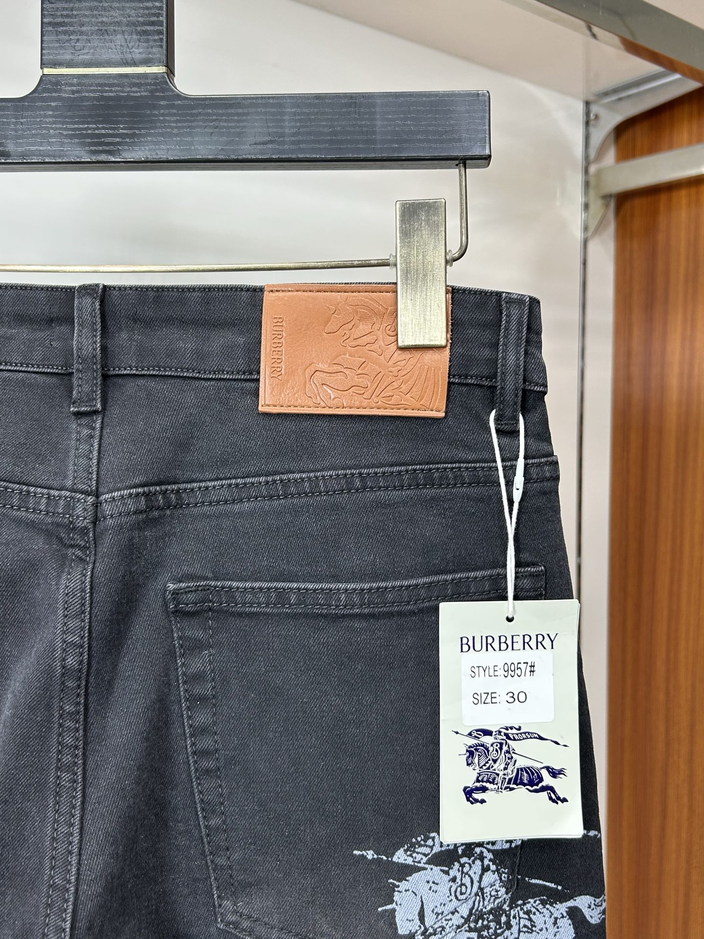  DIOR 25新款牛仔裤休闲版 采用精选原版面料，穿着柔软服适绣气，具有独特弹力纤维不易变形而又耐磨，