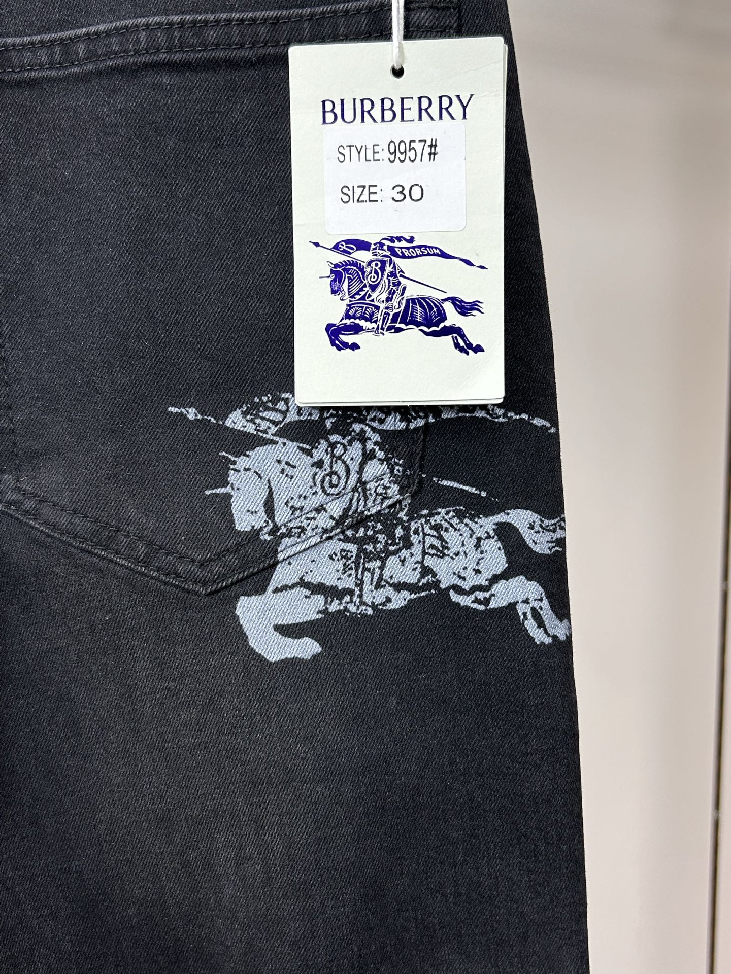  DIOR 25新款牛仔裤休闲版 采用精选原版面料，穿着柔软服适绣气，具有独特弹力纤维不易变形而又耐磨，