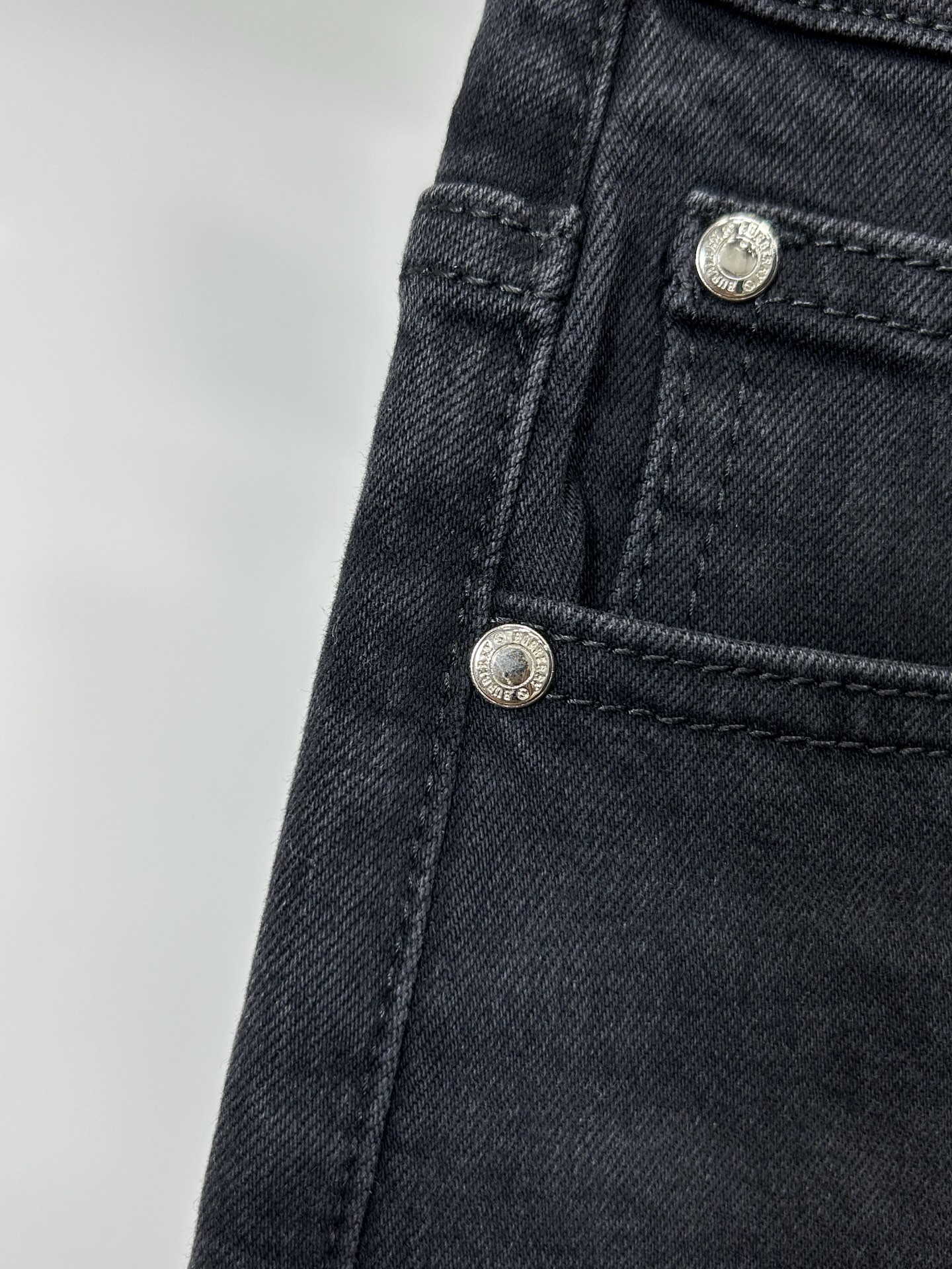  DIOR 25新款牛仔裤休闲版 采用精选原版面料，穿着柔软服适绣气，具有独特弹力纤维不易变形而又耐磨，