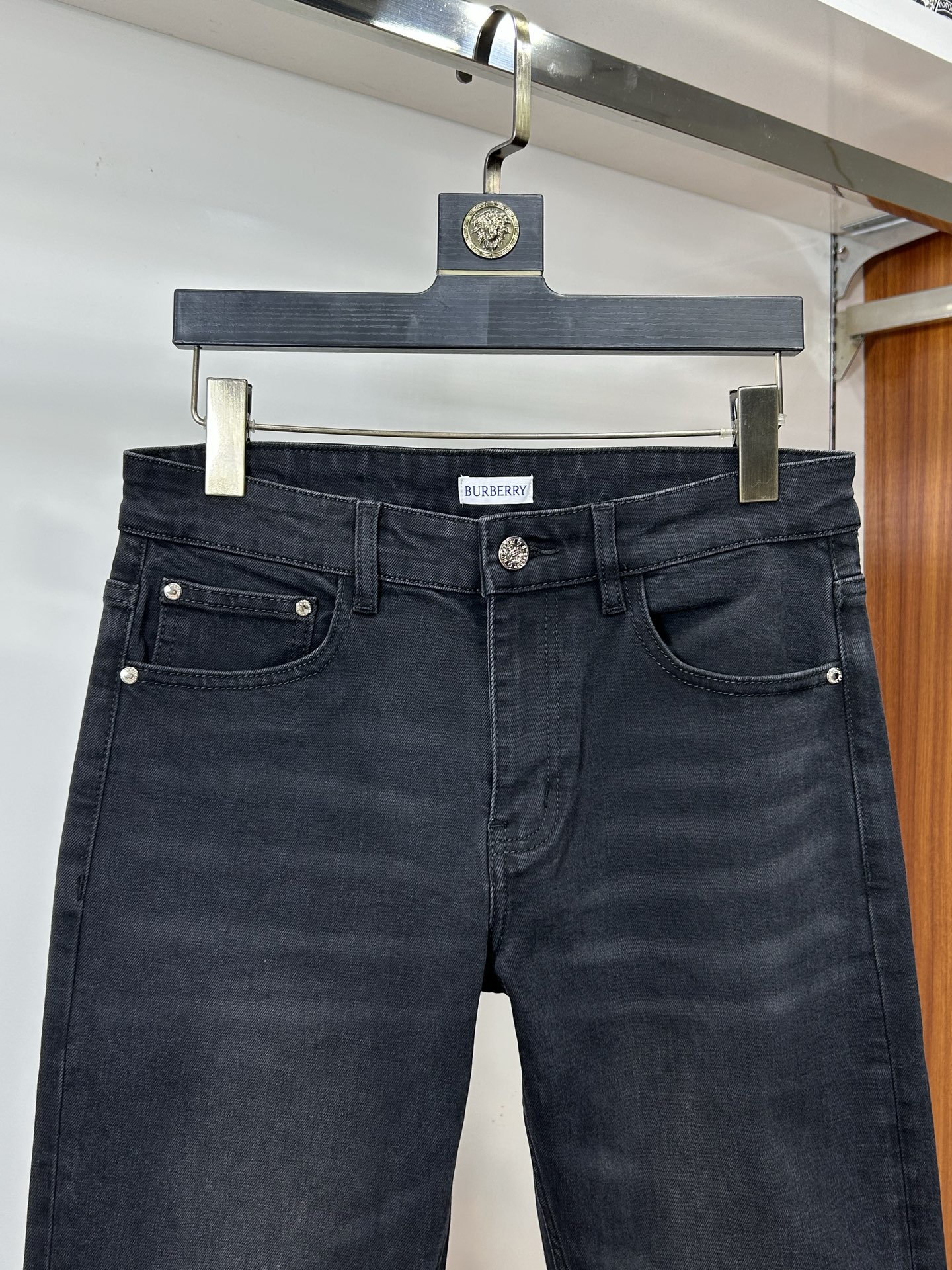  DIOR 25新款牛仔裤休闲版 采用精选原版面料，穿着柔软服适绣气，具有独特弹力纤维不易变形而又耐磨，