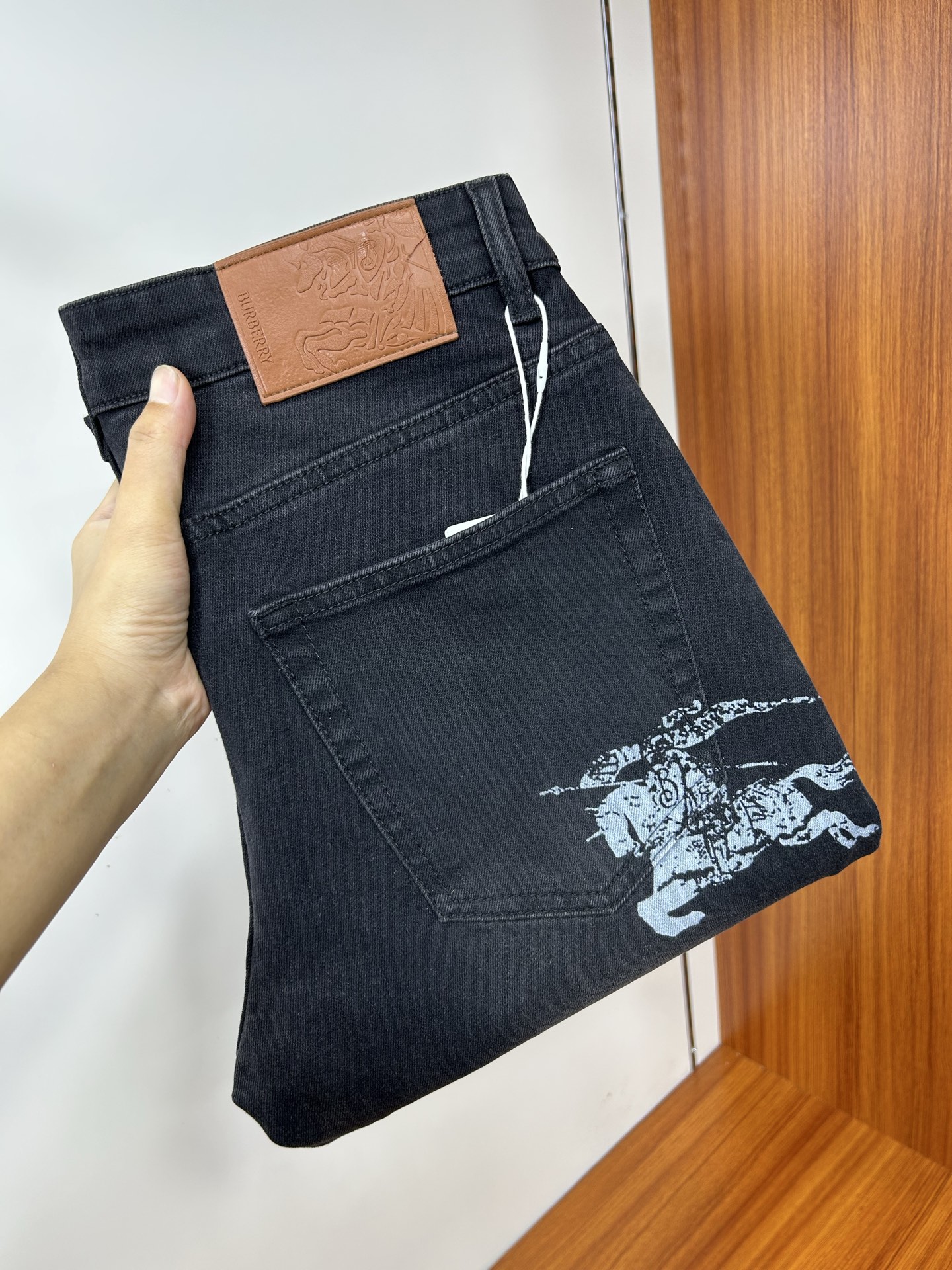  DIOR 25新款牛仔裤休闲版 采用精选原版面料，穿着柔软服适绣气，具有独特弹力纤维不易变形而又耐磨，