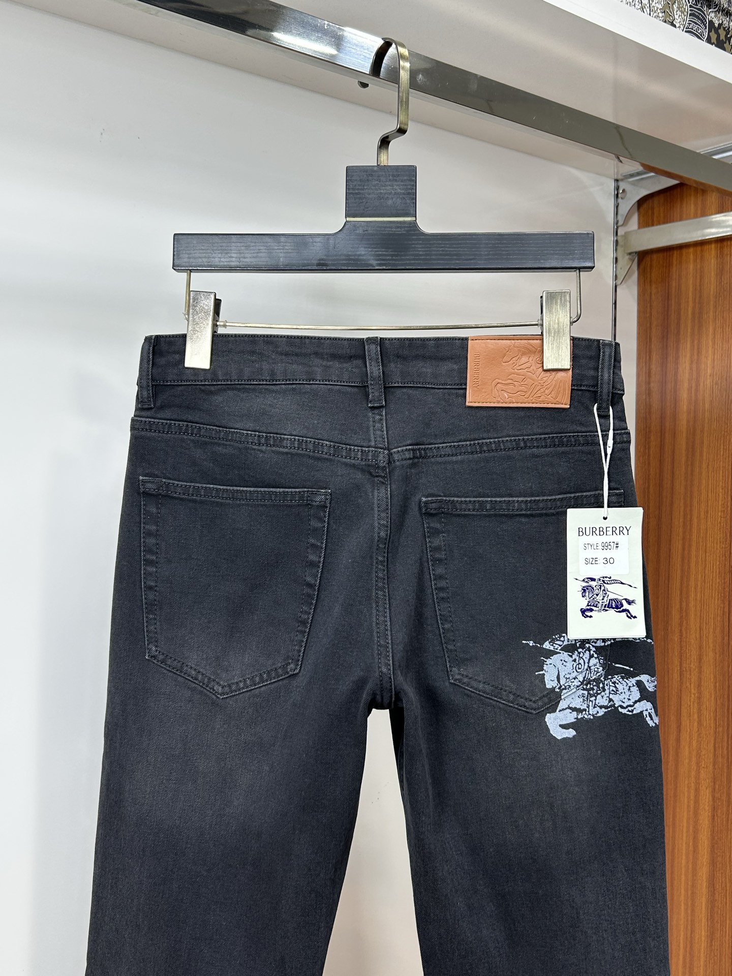  DIOR 25新款牛仔裤休闲版 采用精选原版面料，穿着柔软服适绣气，具有独特弹力纤维不易变形而又耐磨，