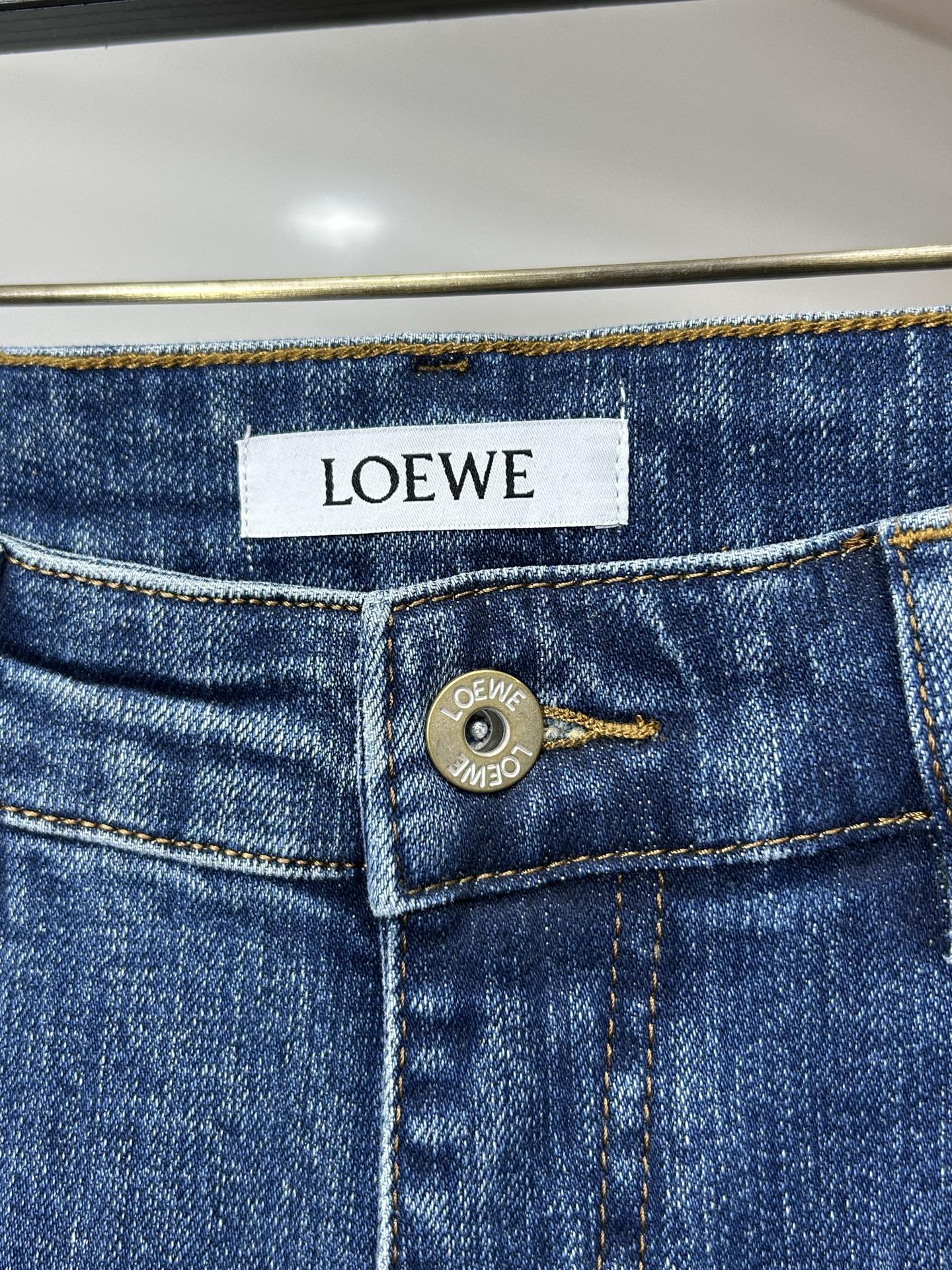  罗意威 25新款牛仔裤休闲版 采用精选原版面料，穿着柔软服适绣气，具有独特弹力纤维不易变形而又耐磨，上