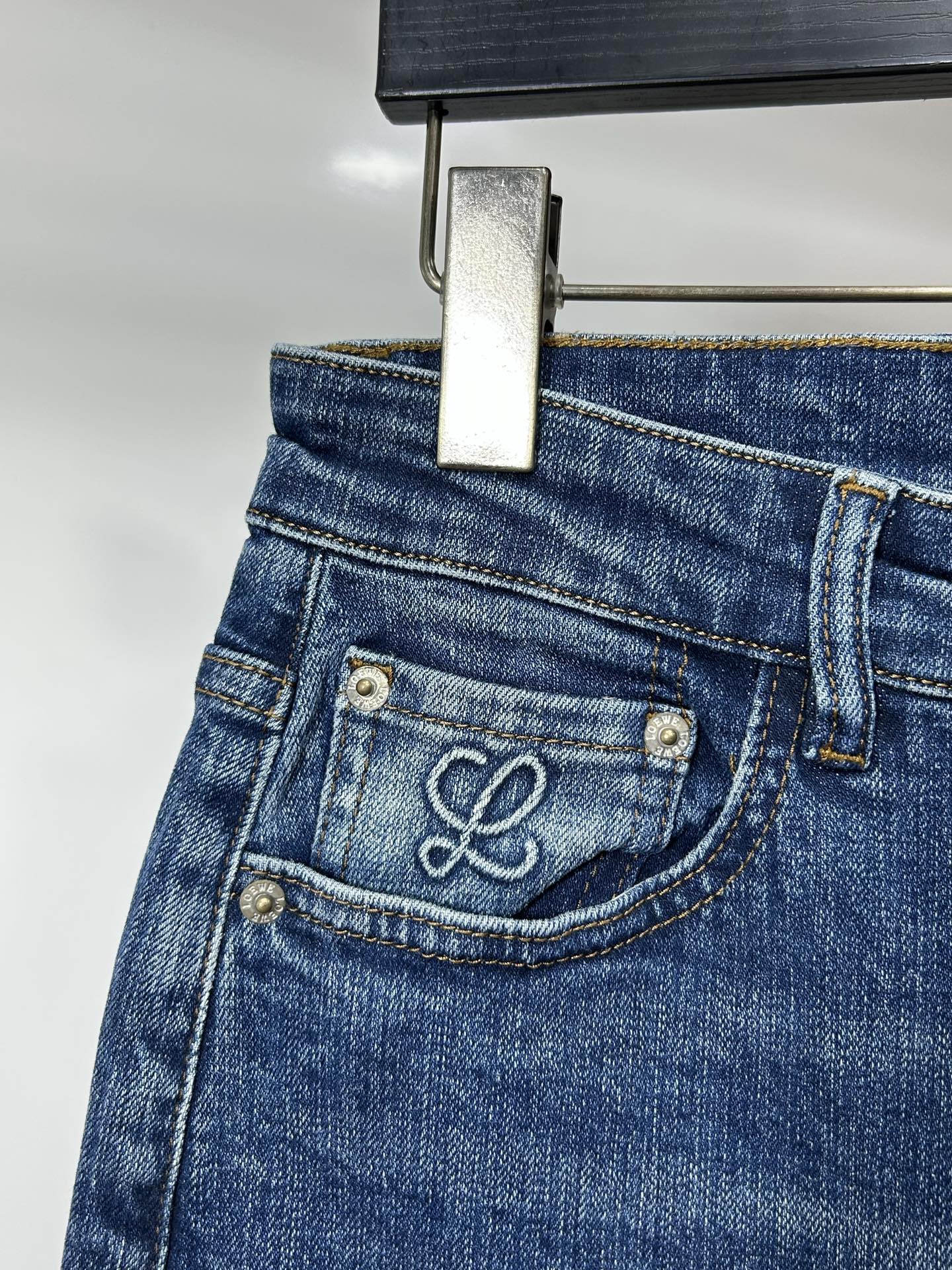  罗意威 25新款牛仔裤休闲版 采用精选原版面料，穿着柔软服适绣气，具有独特弹力纤维不易变形而又耐磨，上