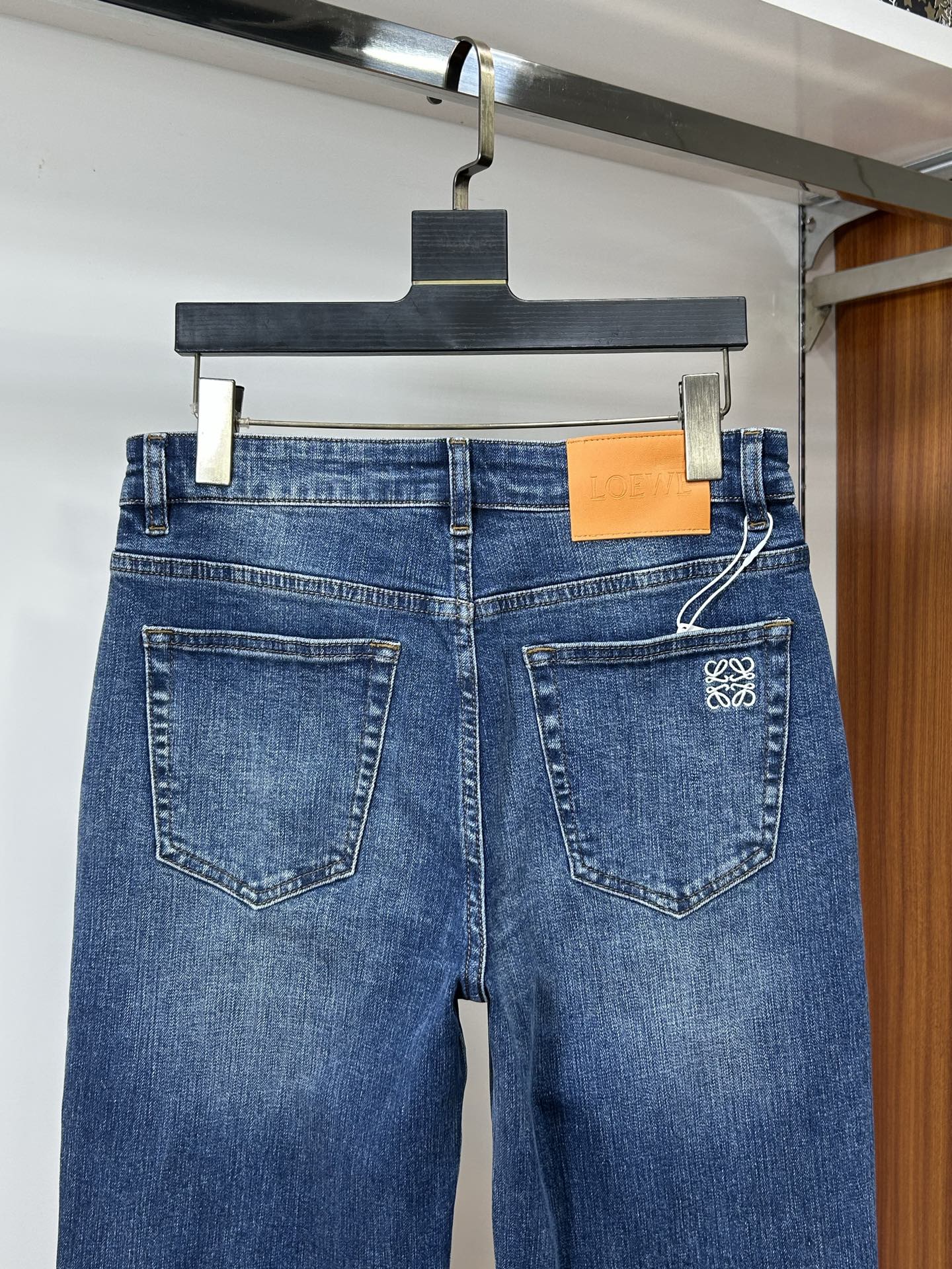  罗意威 25新款牛仔裤休闲版 采用精选原版面料，穿着柔软服适绣气，具有独特弹力纤维不易变形而又耐磨，上