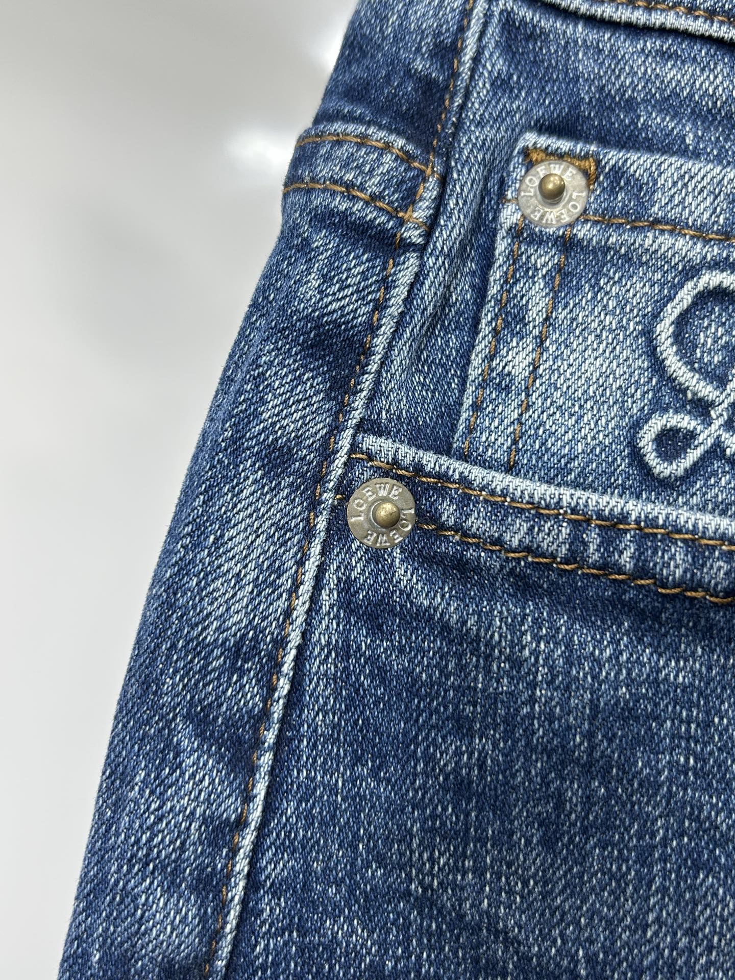  罗意威 25新款牛仔裤休闲版 采用精选原版面料，穿着柔软服适绣气，具有独特弹力纤维不易变形而又耐磨，上