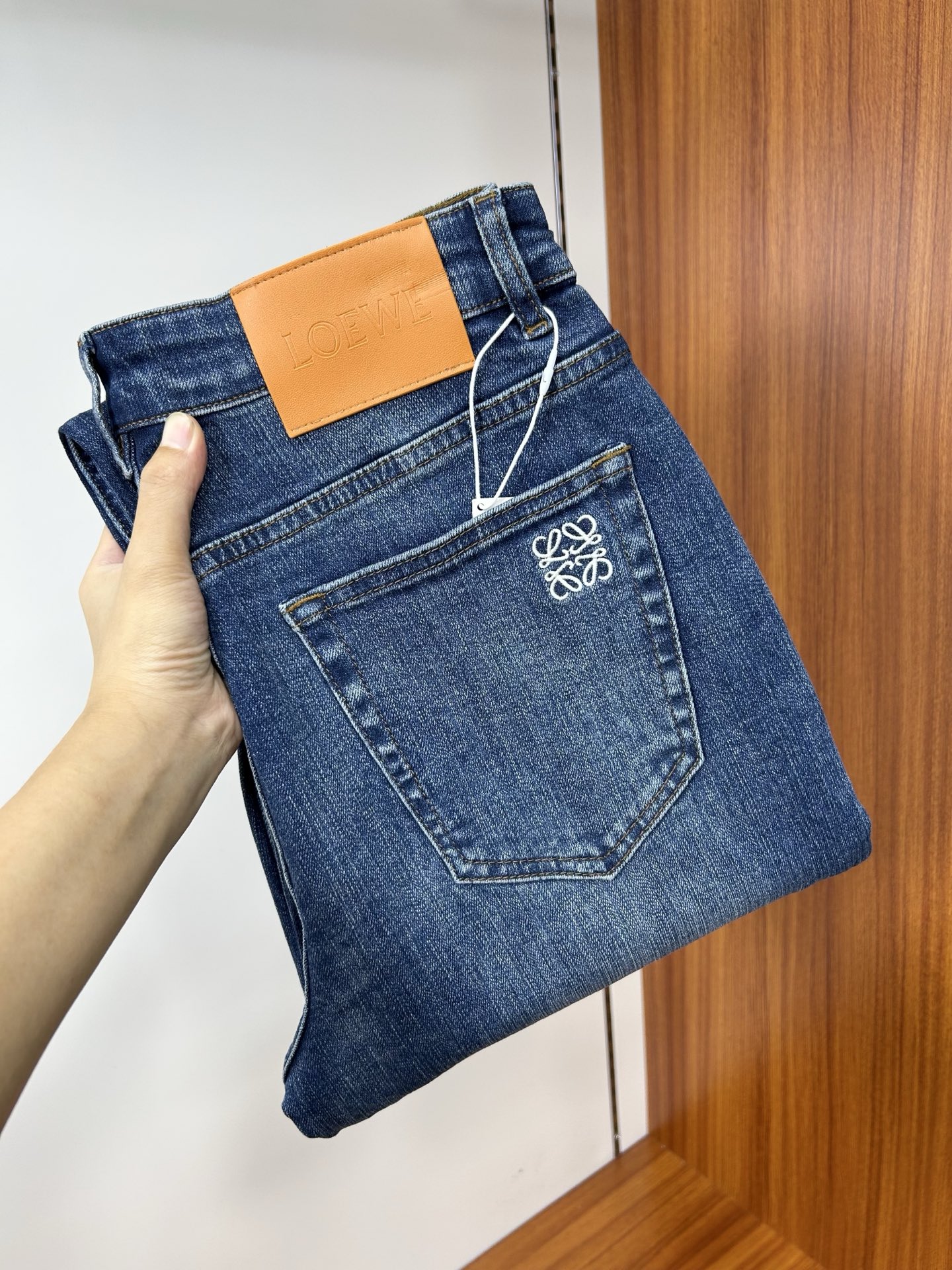  罗意威 25新款牛仔裤休闲版 采用精选原版面料，穿着柔软服适绣气，具有独特弹力纤维不易变形而又耐磨，上