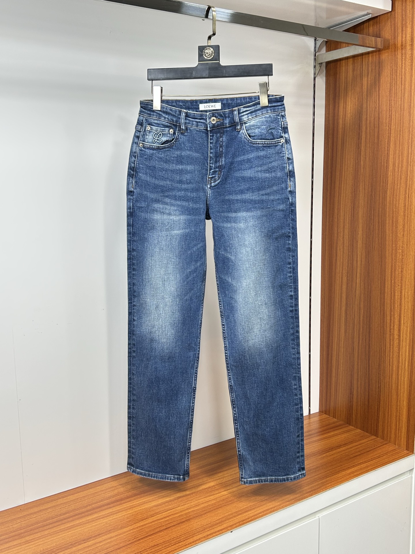  罗意威 25新款牛仔裤休闲版 采用精选原版面料，穿着柔软服适绣气，具有独特弹力纤维不易变形而又耐磨，上