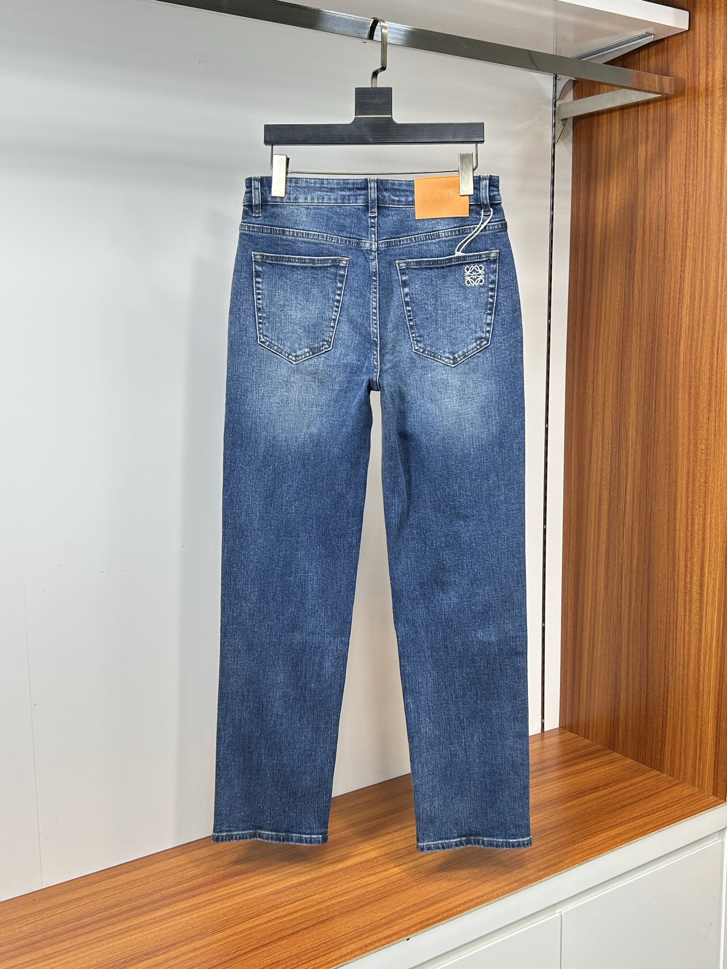  罗意威 25新款牛仔裤休闲版 采用精选原版面料，穿着柔软服适绣气，具有独特弹力纤维不易变形而又耐磨，上