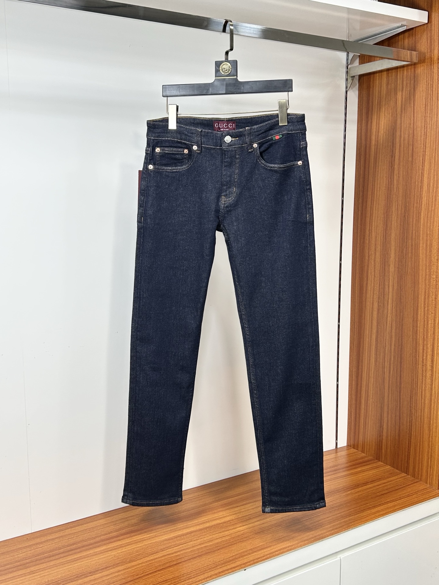  罗意威 25新款牛仔裤休闲版 采用精选原版面料，穿着柔软服适绣气，具有独特弹力纤维不易变形而又耐磨，上