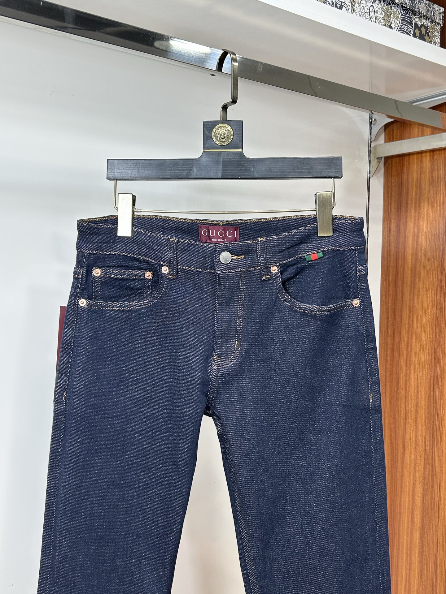  罗意威 25新款牛仔裤休闲版 采用精选原版面料，穿着柔软服适绣气，具有独特弹力纤维不易变形而又耐磨，上