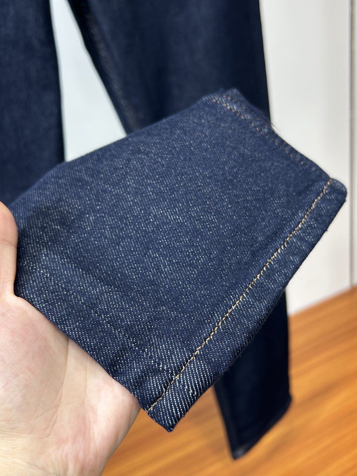  罗意威 25新款牛仔裤休闲版 采用精选原版面料，穿着柔软服适绣气，具有独特弹力纤维不易变形而又耐磨，上