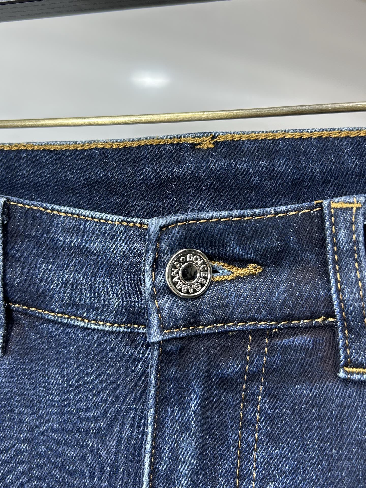  DIOR 25新款牛仔裤休闲版 采用精选原版面料，穿着柔软服适绣气，具有独特弹力纤维不易变形而又耐磨，