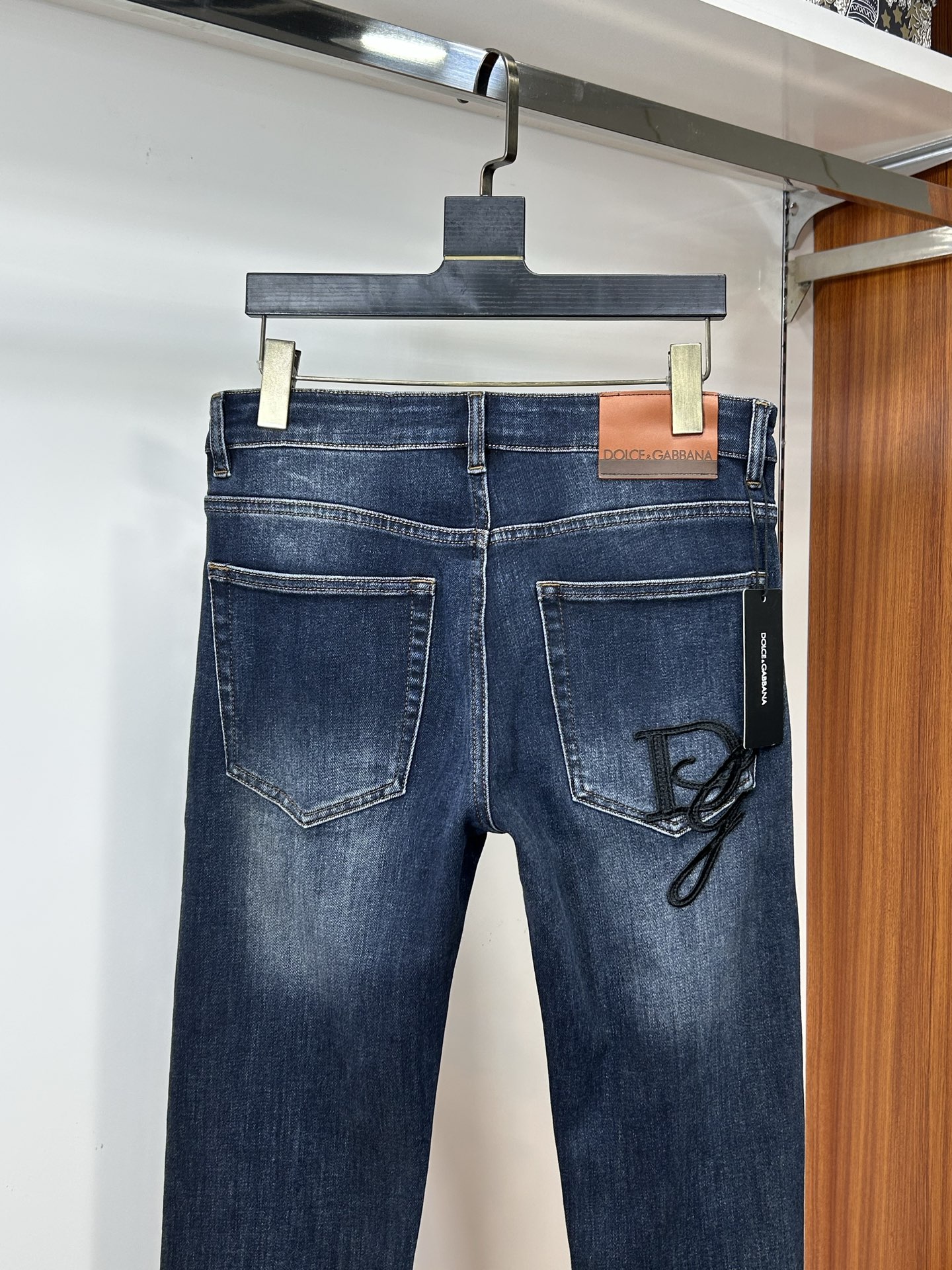  DIOR 25新款牛仔裤休闲版 采用精选原版面料，穿着柔软服适绣气，具有独特弹力纤维不易变形而又耐磨，