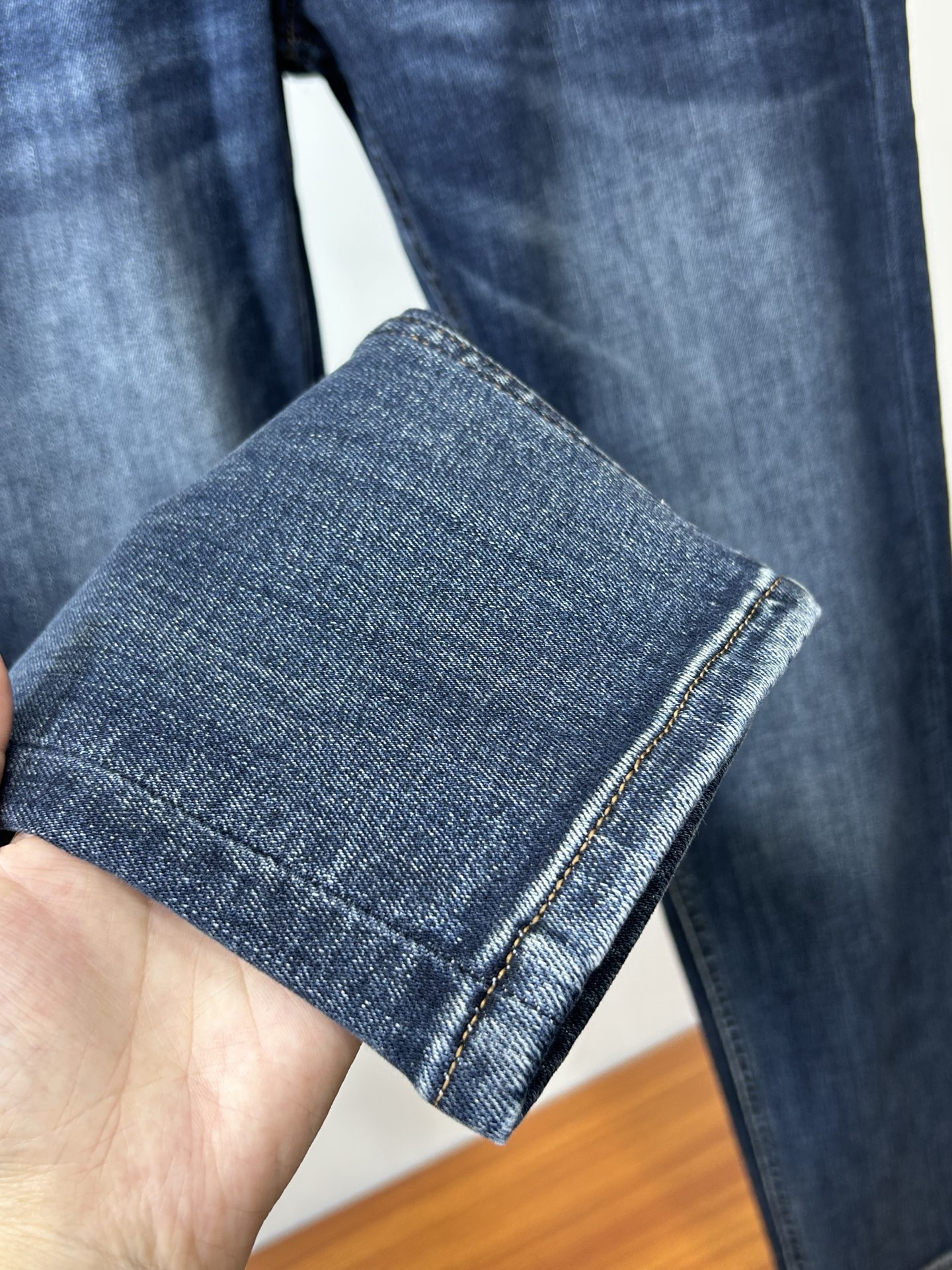  DIOR 25新款牛仔裤休闲版 采用精选原版面料，穿着柔软服适绣气，具有独特弹力纤维不易变形而又耐磨，