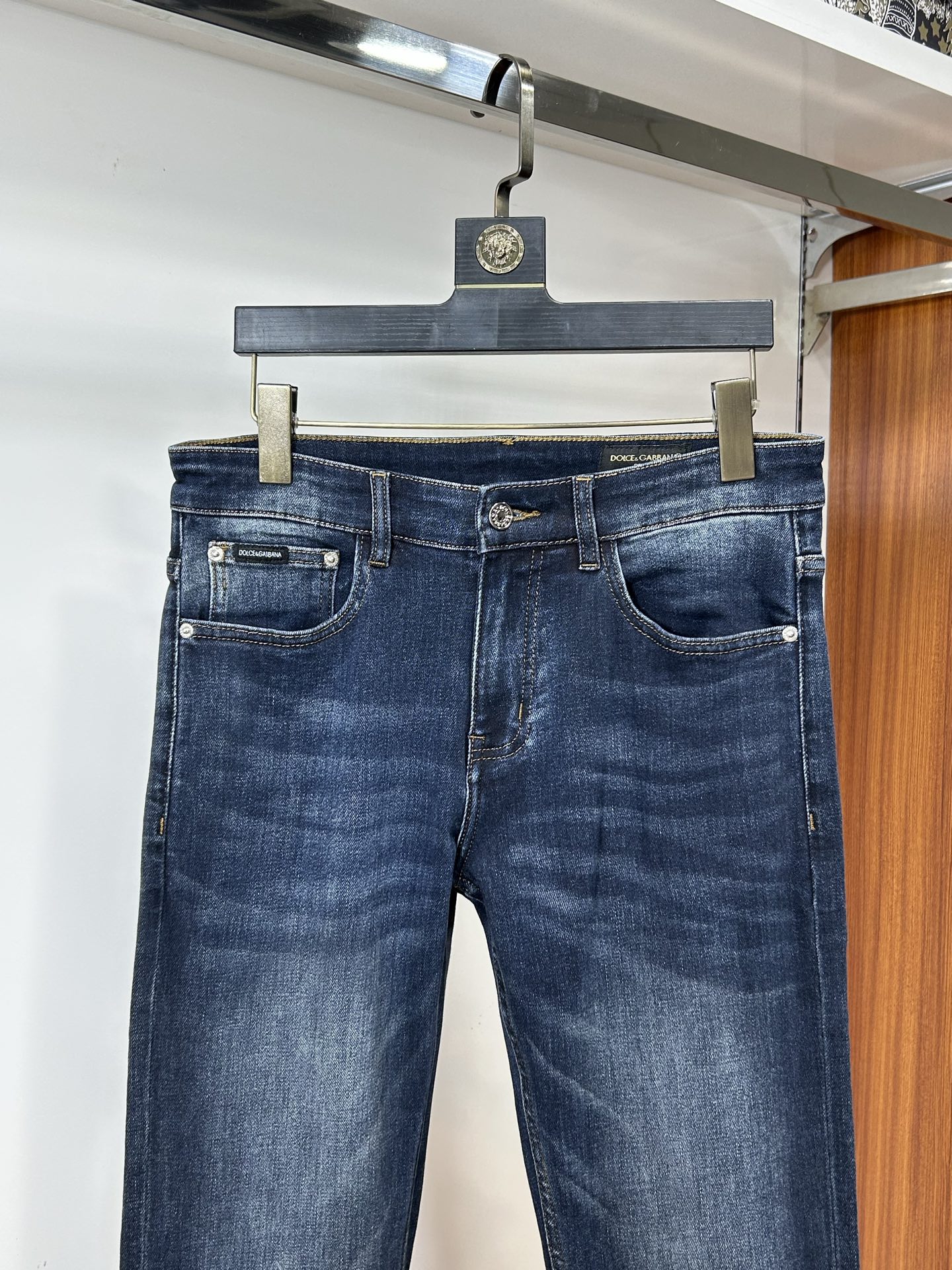  DIOR 25新款牛仔裤休闲版 采用精选原版面料，穿着柔软服适绣气，具有独特弹力纤维不易变形而又耐磨，