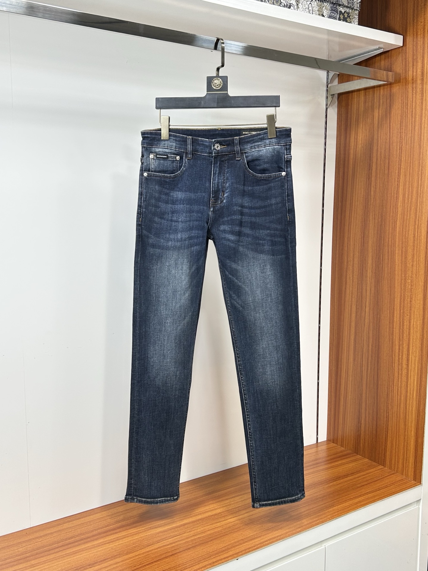  DIOR 25新款牛仔裤休闲版 采用精选原版面料，穿着柔软服适绣气，具有独特弹力纤维不易变形而又耐磨，