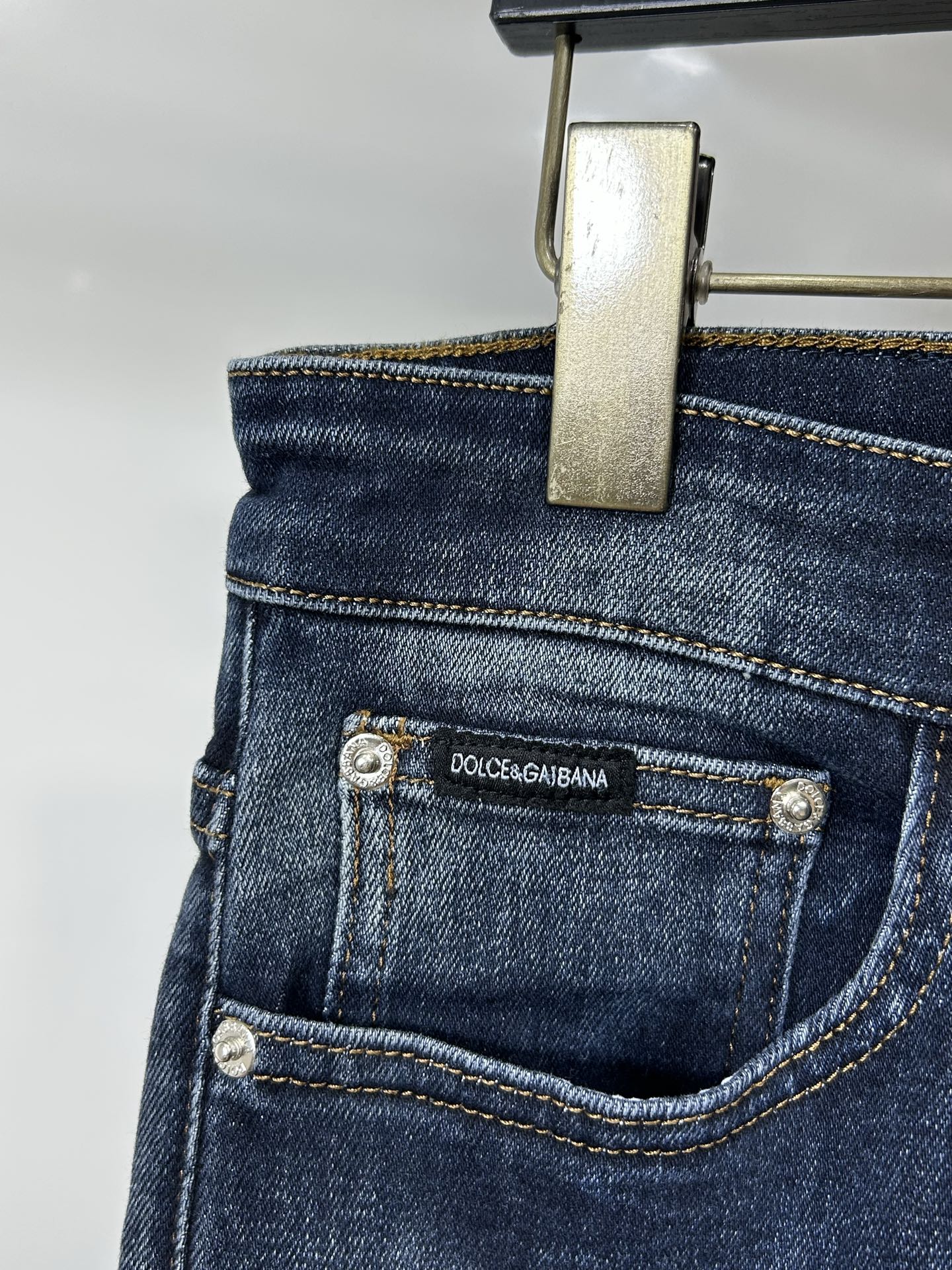  DIOR 25新款牛仔裤休闲版 采用精选原版面料，穿着柔软服适绣气，具有独特弹力纤维不易变形而又耐磨，