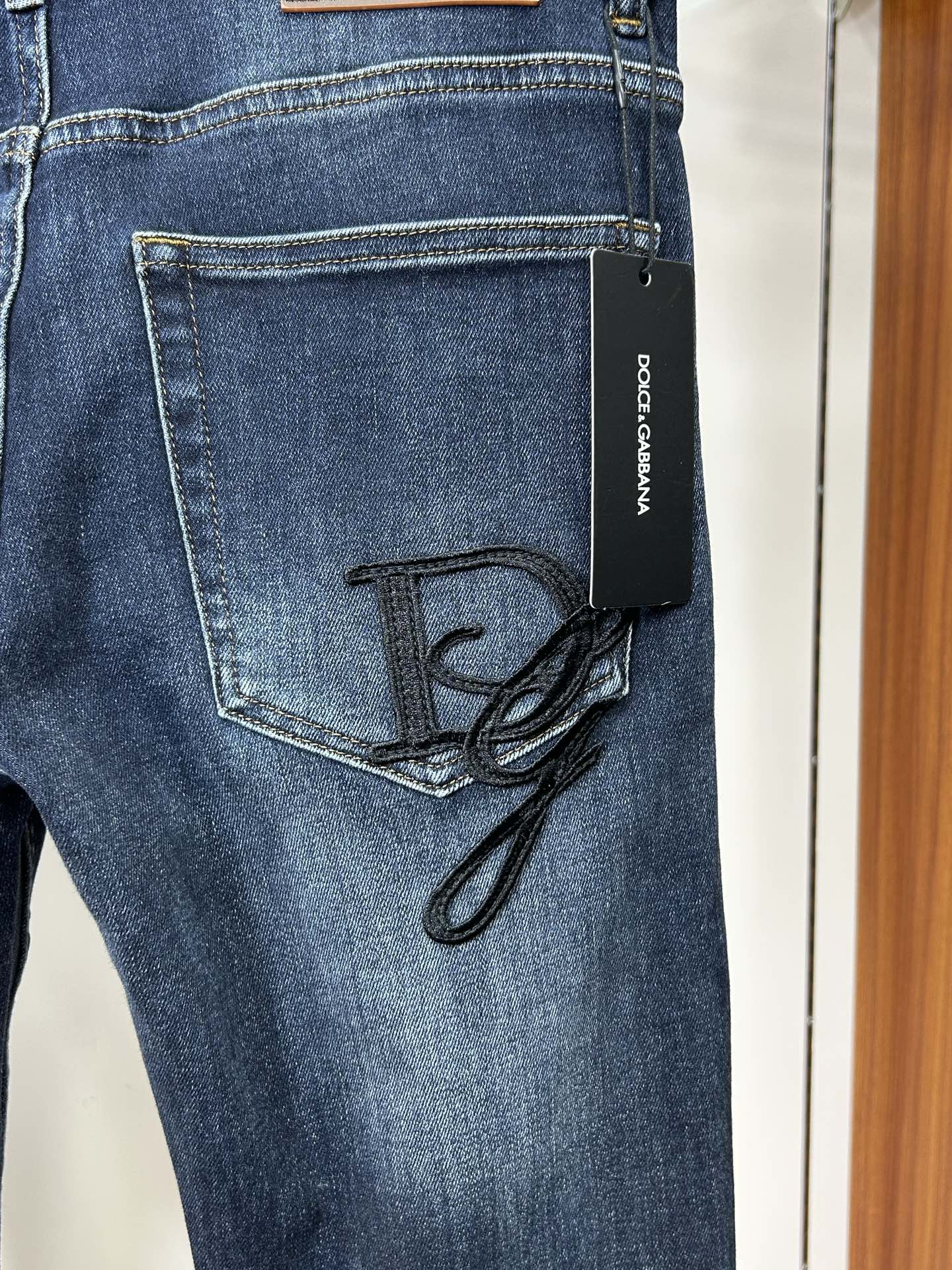  DIOR 25新款牛仔裤休闲版 采用精选原版面料，穿着柔软服适绣气，具有独特弹力纤维不易变形而又耐磨，