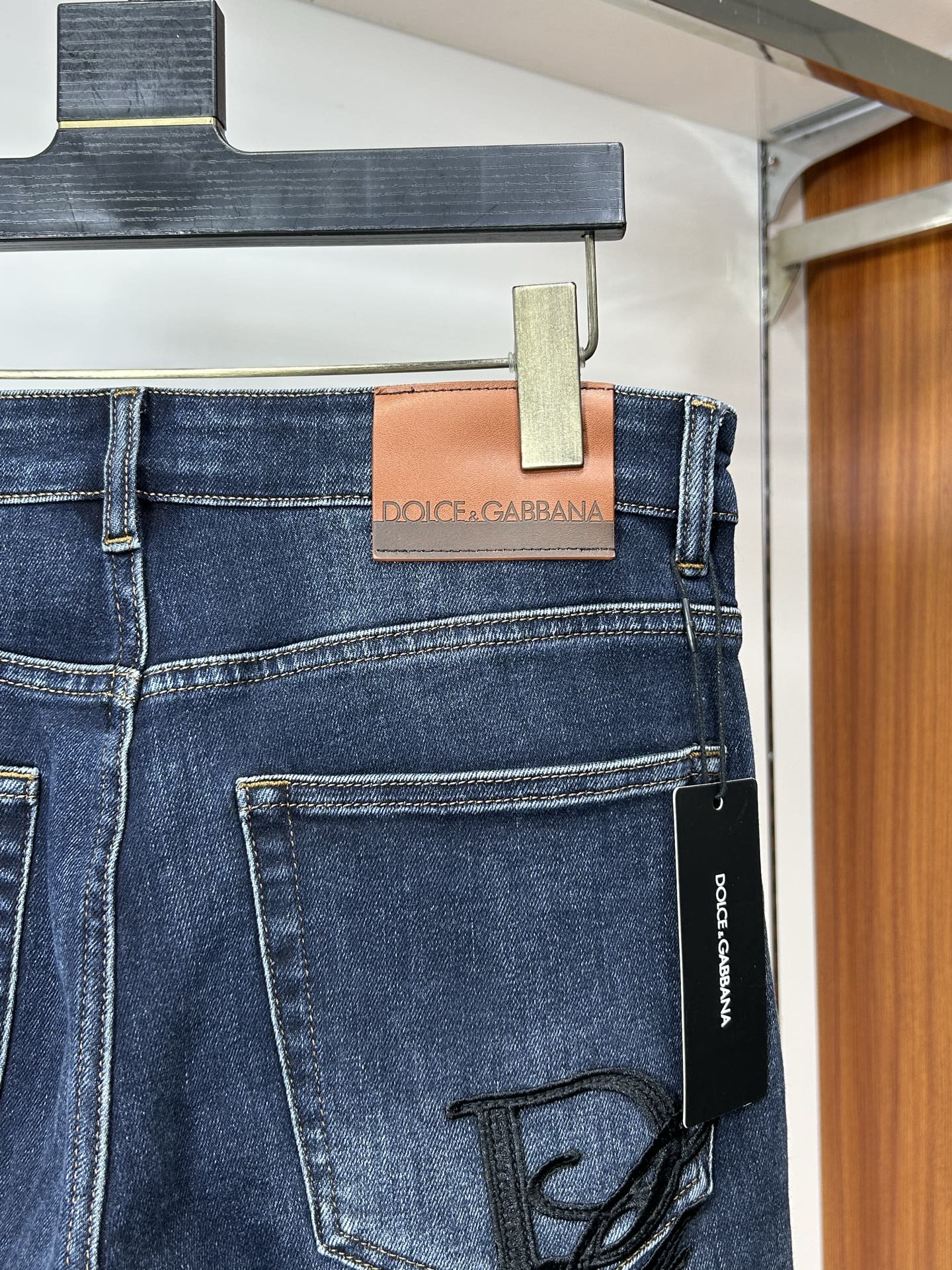  DIOR 25新款牛仔裤休闲版 采用精选原版面料，穿着柔软服适绣气，具有独特弹力纤维不易变形而又耐磨，