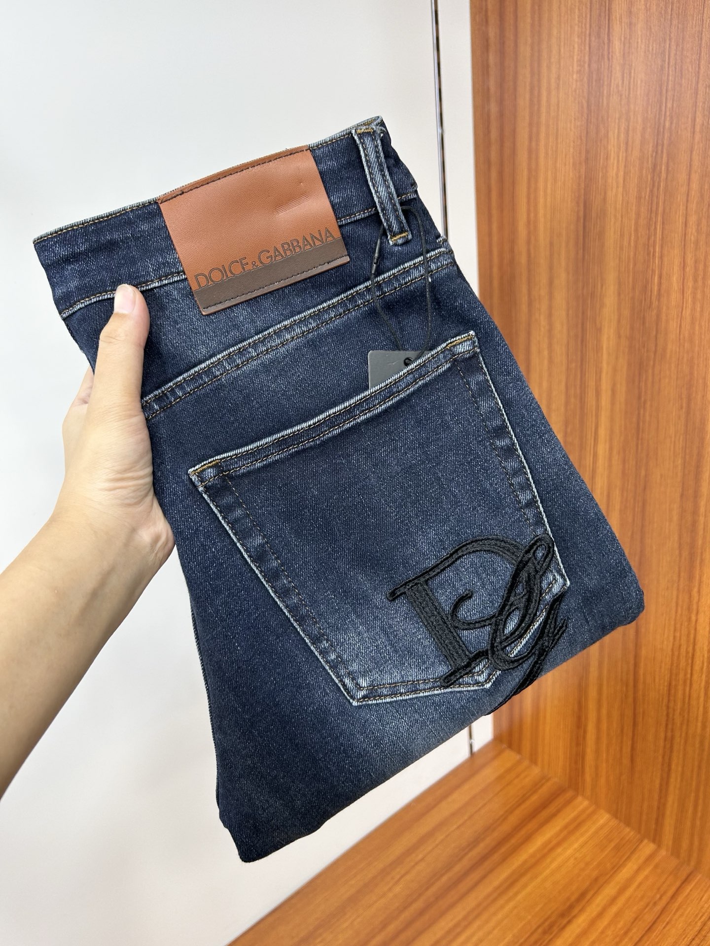  DIOR 25新款牛仔裤休闲版 采用精选原版面料，穿着柔软服适绣气，具有独特弹力纤维不易变形而又耐磨，