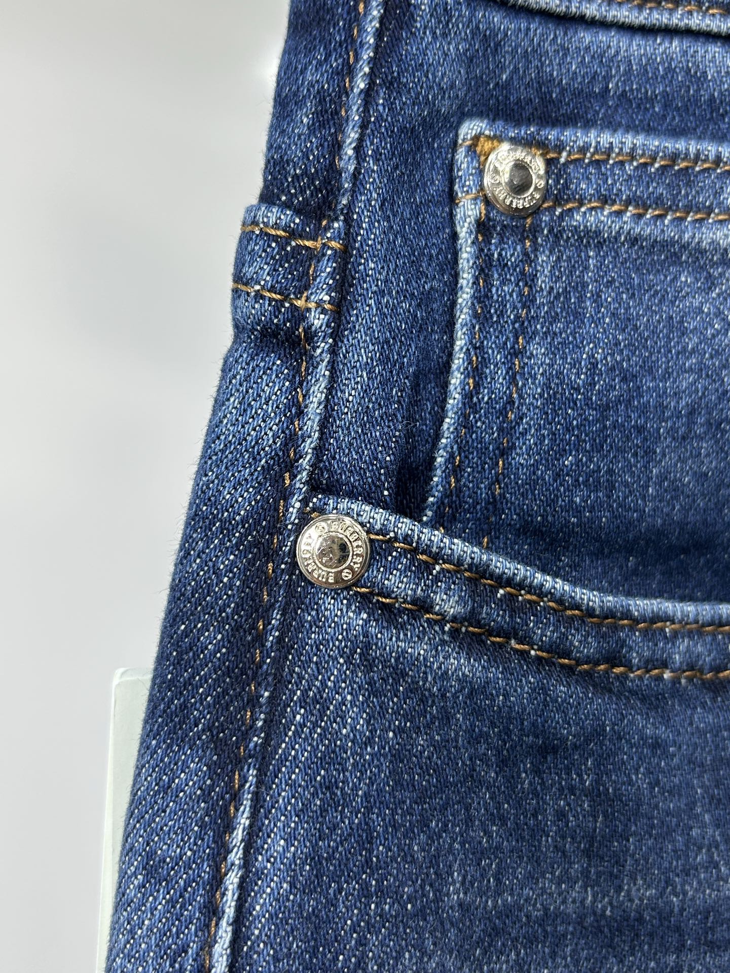  巴宝莉 25新款牛仔裤休闲版 采用精选原版面料，穿着柔软服适绣气，具有独特弹力纤维不易变形而又耐磨，上