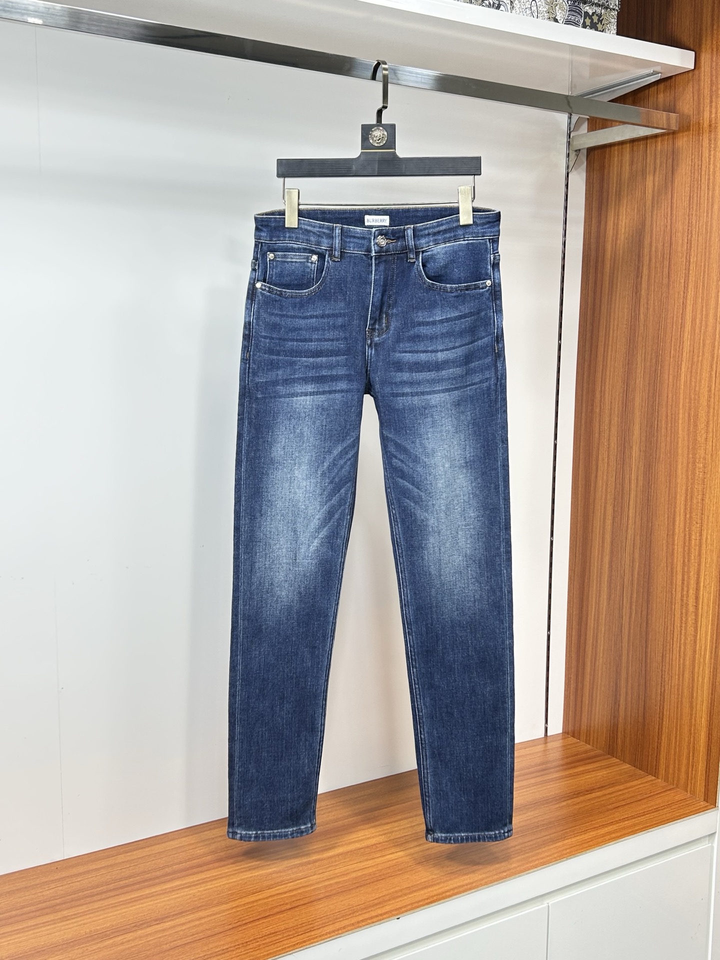  巴宝莉 25新款牛仔裤休闲版 采用精选原版面料，穿着柔软服适绣气，具有独特弹力纤维不易变形而又耐磨，上