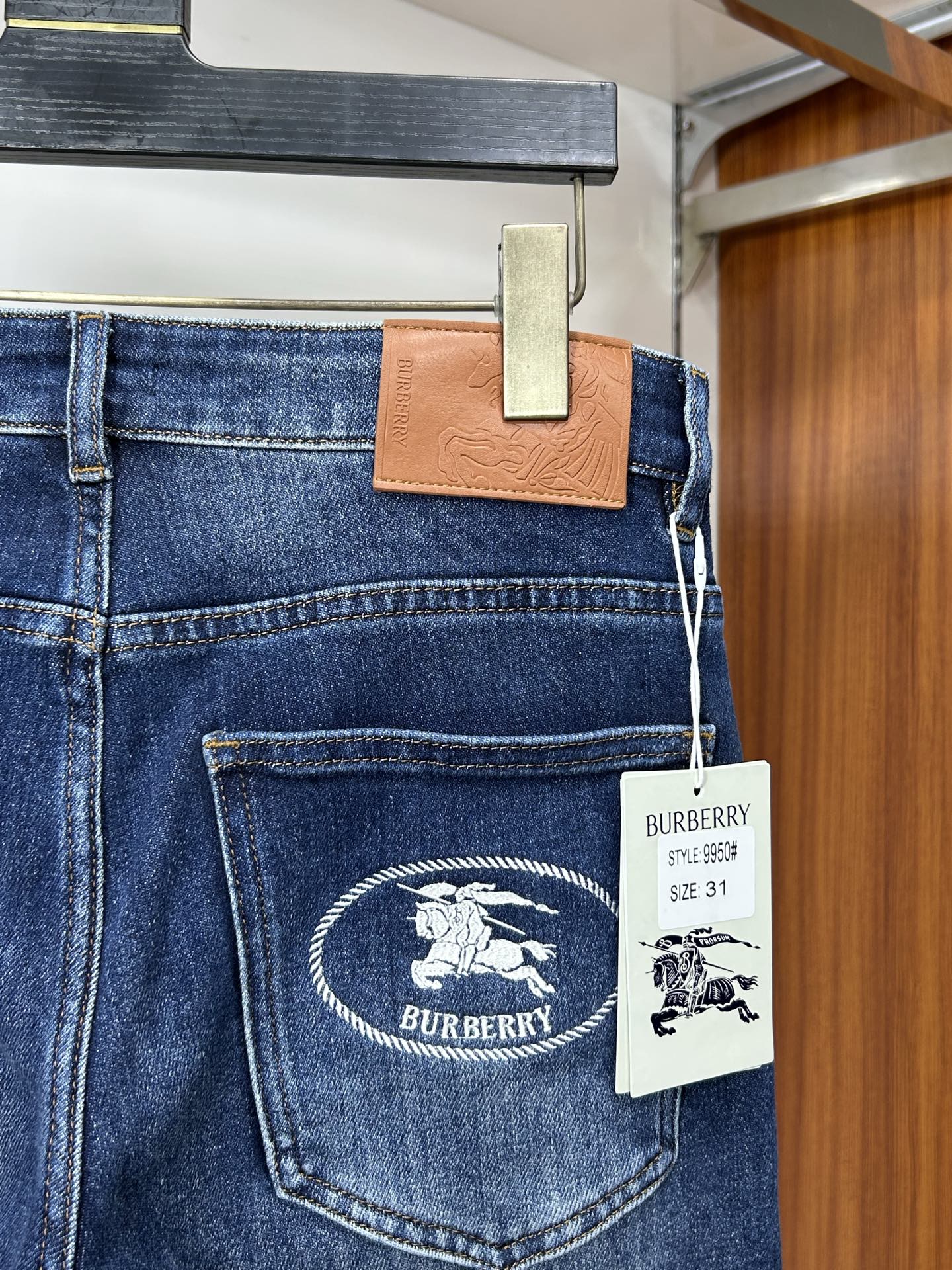  巴宝莉 25新款牛仔裤休闲版 采用精选原版面料，穿着柔软服适绣气，具有独特弹力纤维不易变形而又耐磨，上