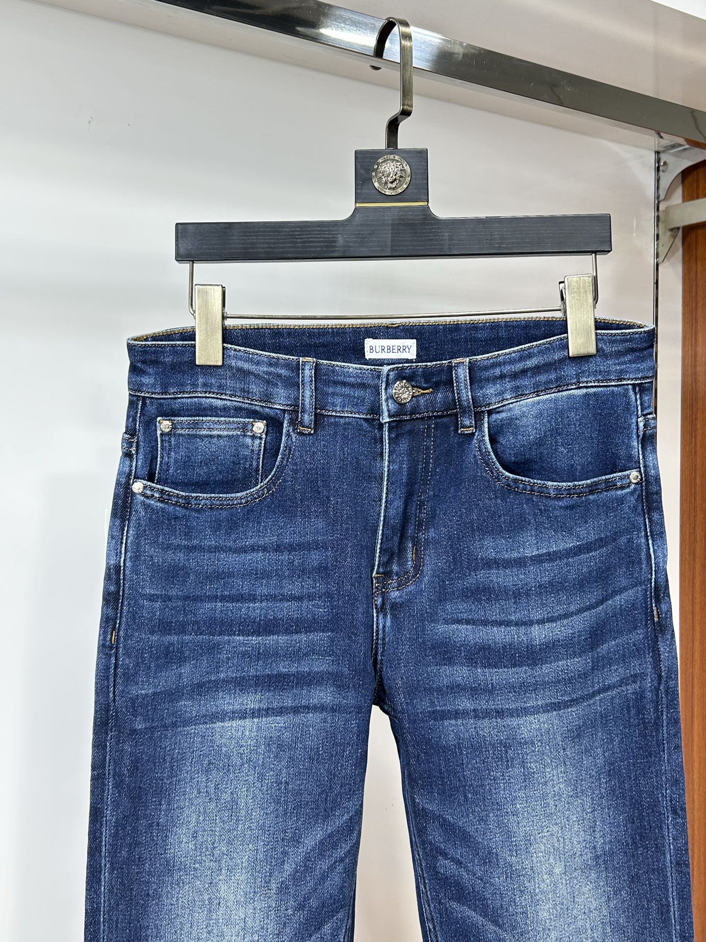  巴宝莉 25新款牛仔裤休闲版 采用精选原版面料，穿着柔软服适绣气，具有独特弹力纤维不易变形而又耐磨，上